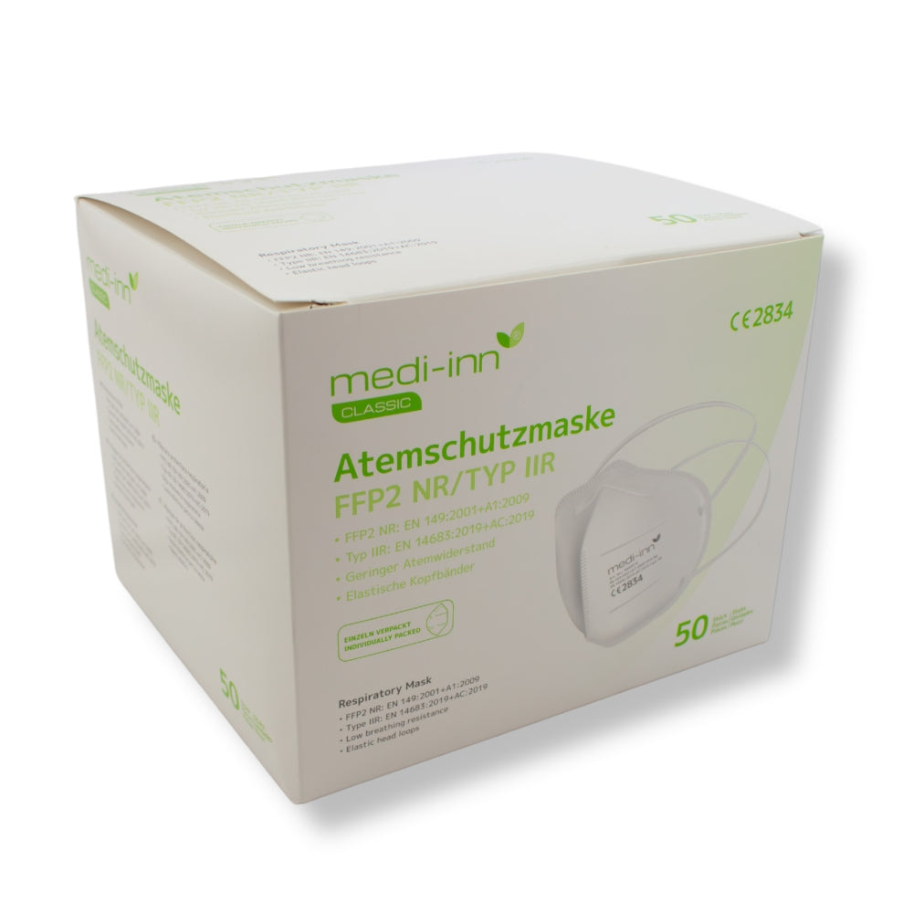 Bildbeschreibung einer FFP2-Atemschutzmaske in weißer Farbe. Die Maske hat eine dreilagige Konstruktion und erfüllt die Anforderungen des Typs IIR. An der oberen Kante ist ein flexibler Nasenbügel sichtbar, der zur Anpassung an die Gesichtsform dient, während die seitlichen Schlaufen für den sicheren Halt hinter den Ohren sorgen. Die Oberfläche ist glatt und zeigt keine zusätzlichen Muster oder Logos.