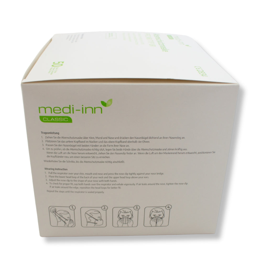 Weißes FFP2-Atemschutzmasken-Set, bestehend aus drei einzelnen Masken, die auf einer hellen, neutralen Oberfläche präsentiert sind. Jede Maske hat eine gefaltete Form für komfortables Tragen und ist aus einem dreilagigen, atmungsaktiven Material gefertigt. Die Masken haben elastische Ohrschlaufen, die für eine sichere Passform sorgen. Die Vorderseite zeigt eine glatte, makellose Oberfläche ohne Aufdruck oder Muster. Ideal für den täglichen Gebrauch, um Schutz vor Partikeln und Tröpfchen zu bieten.