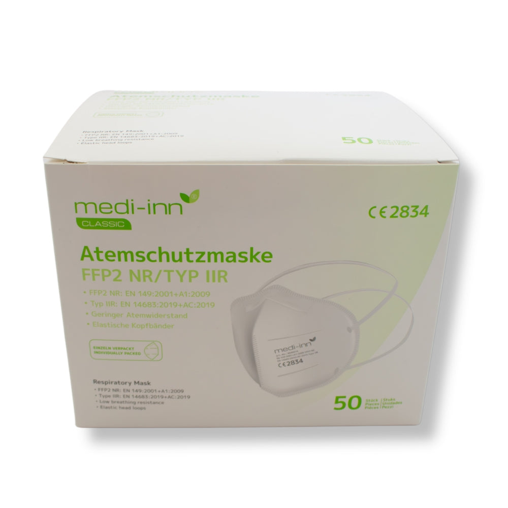 Weißes FFP2-Atemschutzmasken-Set, bestehend aus sechs dreilagigen Masken, die auf einem hellen Hintergrund angeordnet sind. Jede Maske hat ein elastisches Ohrband und eine flache, faltbare Struktur für einen bequemen Sitz. Die Masken wirken hygienisch und sind einzeln verpackt. Die Vorderseite der Masken zeigt eine glatte Oberfläche ohne Aufdruck. Die Verpackung vermittelt ein Gefühl von Sicherheit und Schutz, ideal für den Einsatz im Alltag oder in medizinischen Einrichtungen.