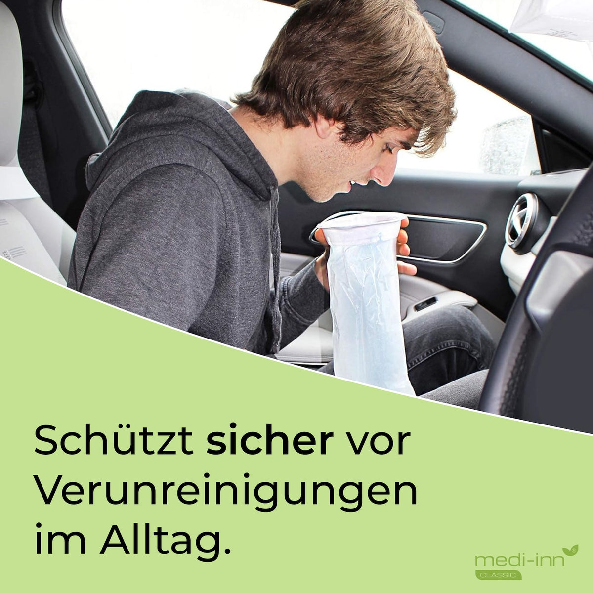 Person im Auto verwendet den Medi-Inn Auffangbeutel Plus zum sicheren Schutz vor Verunreinigungen im Alltag.