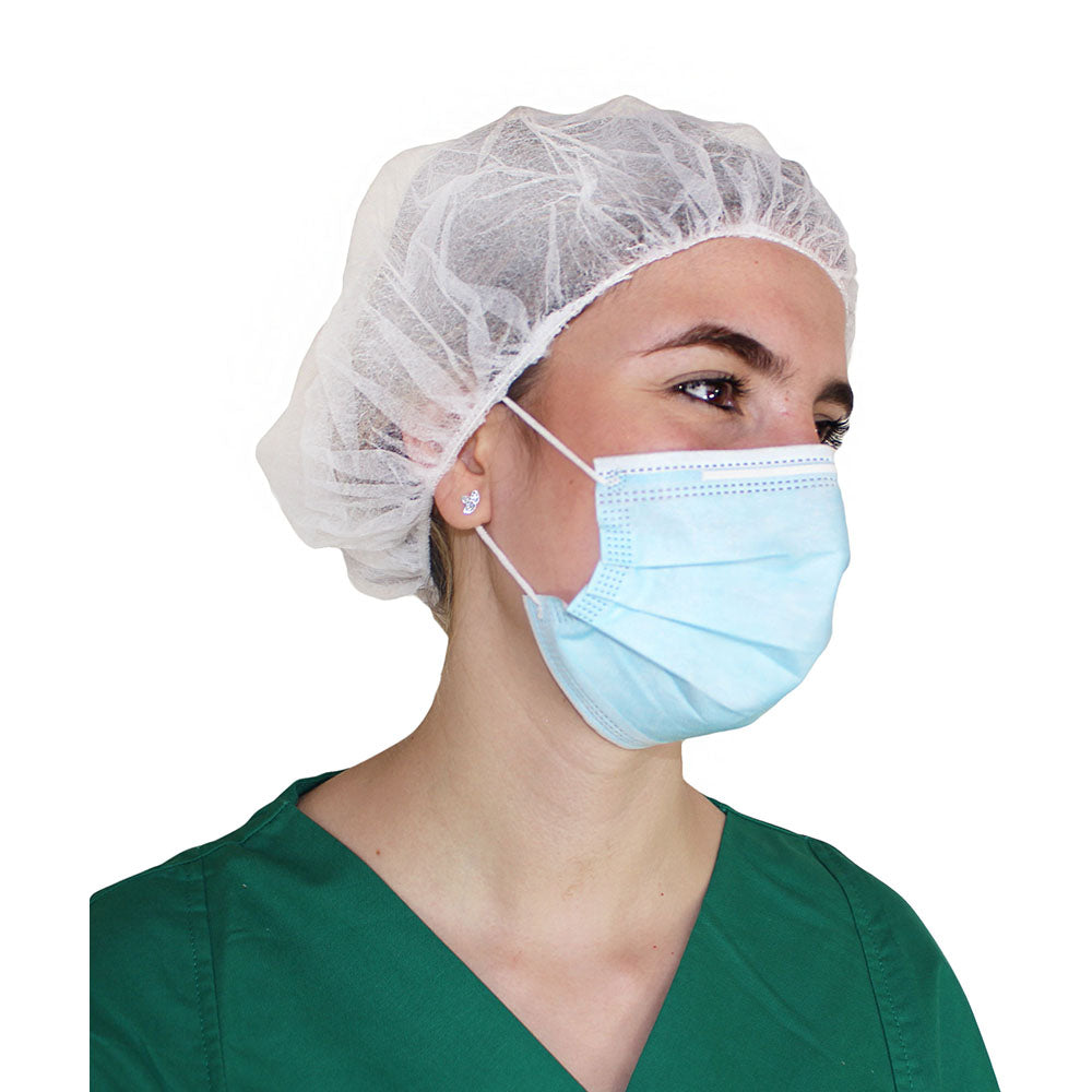 Bild einer weißen Baretthaube ohne Schirm mit einem Durchmesser von 52 cm, die flach auf einer neutralen, hellen Oberfläche liegt. Die Haube hat eine klassische, runde Form mit einem sanften, gleichmäßigen Stoff, der leicht glänzt. Die Kanten der Haube sind sauber genäht, ohne sichtbare Nähte und Fäden. Sie wirkt elegant und professionell. Diese Haube eignet sich ideal für den Einsatz in der Gastronomie oder im Bereich von medizinischen Berufen, da sie Hygiene und Stil vereint.