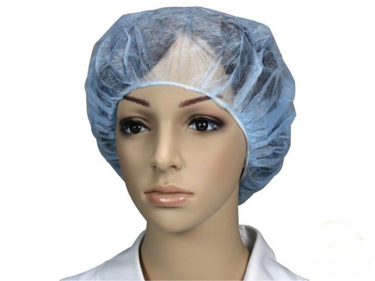 Bild zeigt eine Packung mit Einweg-Baretthauben aus Vlies in der Farbe Weiß. Die Hauben sind leicht und atmungsaktiv und haben einen Durchmesser von 60 cm. Die Packung enthält mehrere Hauben, die ordentlich gestapelt und versiegelt sind, um ihre Sauberkeit zu gewährleisten. Im Hintergrund ist ein neutraler Untergrund sichtbar, der den Fokus auf die Hauben lenkt. Die Verpackung ist mit einem klaren Etikett versehen, das die Produktdetails sowie die Marke "Medi Inn" zeigt.