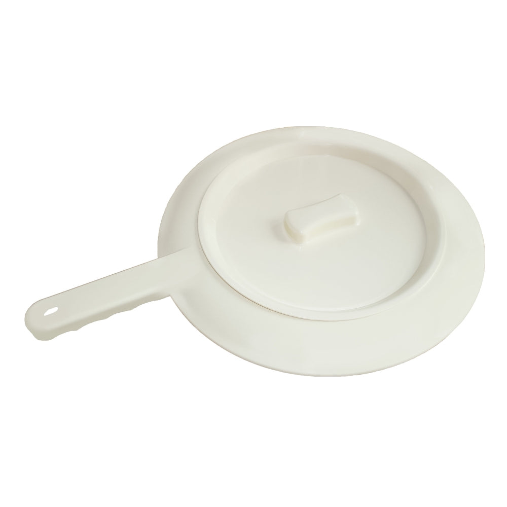 Runde Bettpfanne aus robustem, blauem Kunststoff mit einem transparenten Deckel. Die Pfanne hat einen ergonomischen Griff auf einer Seite, der eine einfache Handhabung ermöglicht. Der Deckel passt sicher auf die Pfanne und hilft, unangenehme Gerüche zu minimieren. Das Design ist funktional und hygienisch, ideal für den Einsatz im Bett oder bei eingeschränkter Mobilität. Die Bettpfanne ist wiederverwendbar und leicht zu reinigen, um Komfort und Hygiene zu gewährleisten.