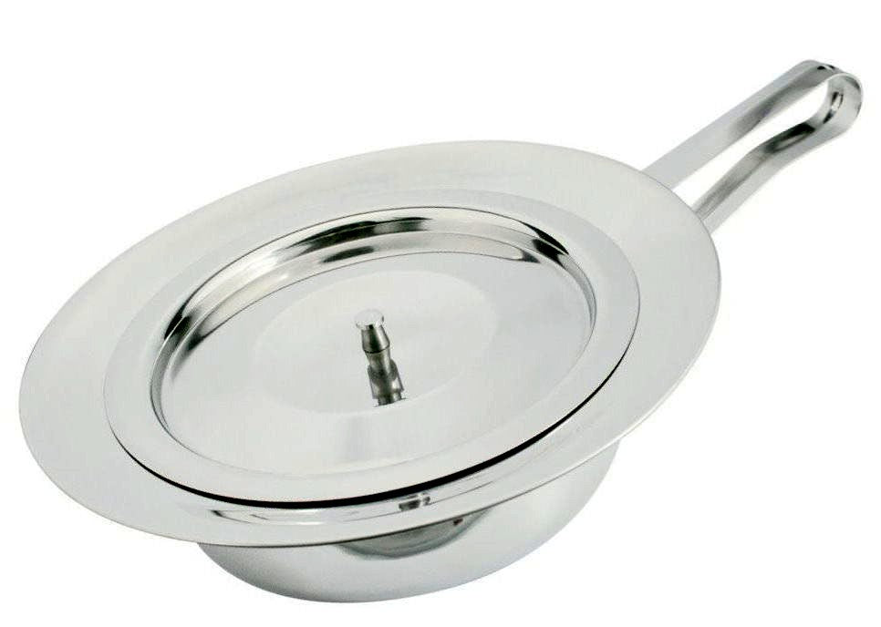 Bild eines robusten, runden Stechbeckens aus rostfreiem Edelstahl. Das wiederverwendbare Produkt hat eine glatte, polierte Oberfläche und einen passenden Deckel. Die Form ist kompakt und ergonomisch, ideal für den Einsatz im medizinischen Bereich oder für die Pflege. Der Deckel sitzt sicher auf dem Behälter, um Gerüche zu minimieren und Hygiene zu gewährleisten. Die praktischen Maße machen dieses Stechbecken besonders handlich und leicht zu reinigen.