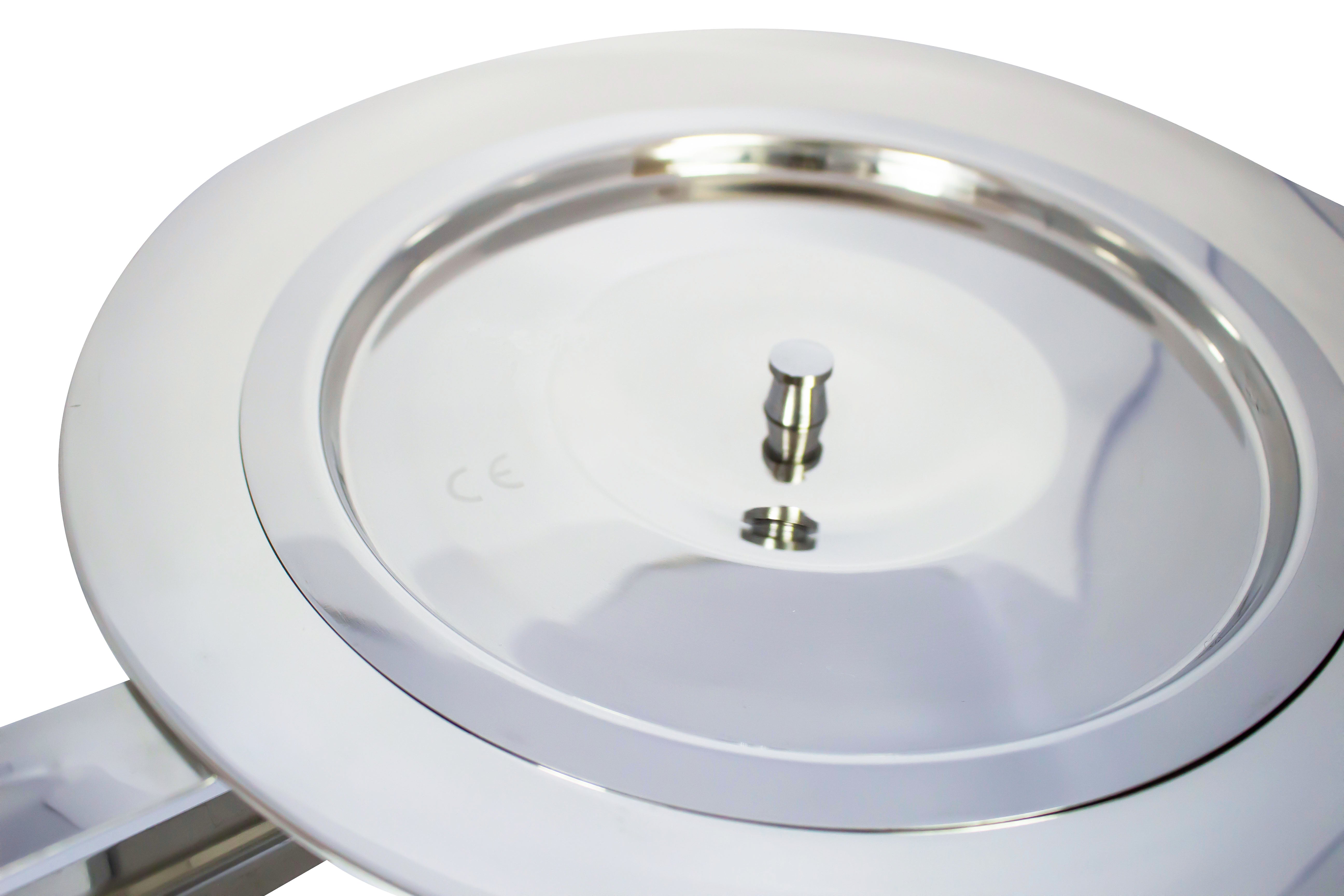 Runde Bettpfanne aus rostfreiem Edelstahl, ideal für die Verwendung im Gesundheitswesen. Die Pfanne ist glänzend und hat eine glatte Oberfläche, die leicht zu reinigen ist. Sie verfügt über einen passenden Deckel, der hygienisch abschließt. Die Kanten sind abgerundet, um Verletzungen zu vermeiden. Die Pfanne hat einen schlichten, eleganten Look und ist funktional für Patienten, die Unterstützung benötigen. Perfekt für den Einsatz im Bett oder auf einer Liege.