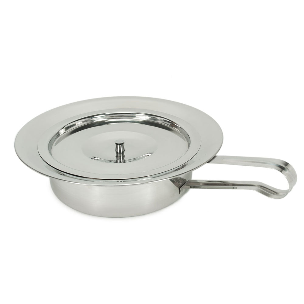 Runde Bettpfanne aus rostfreiem Edelstahl mit Deckel, geeignet für medizinische Zwecke. Die Pfanne hat eine glatte, glänzende Oberfläche und eine praktische, ergonomische Form für eine einfache Handhabung. Der Deckel schließt passgenau und sorgt für hygienische Aufbewahrung. Das Design ist funktional, farblos und eignet sich für den Einsatz im Pflegebereich, um Komfort und Sauberkeit zu gewährleisten.