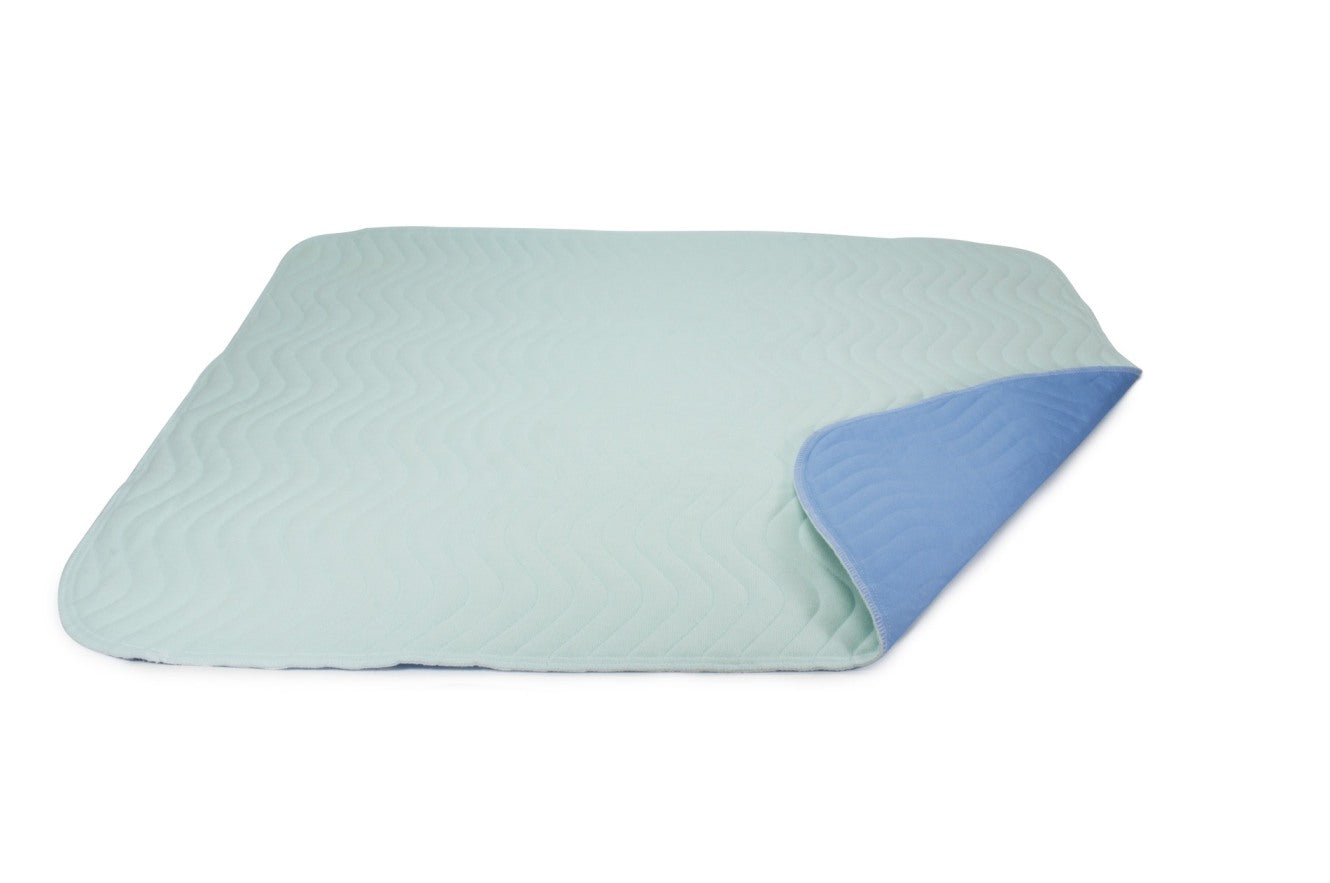 Bild einer waschbaren Bettschutzauflage in Hellblau, 90 cm x 85 cm. Die Auflage ist vierlagig und bietet einen hohen Schutz für Matratzen und Bettwäsche. Sie zeigt eine glatte, weiche Oberfläche in einem sanften Hellblau, das für eine ruhige und angenehme Schlafumgebung sorgt. An den Rändern ist die Auflage sauber genäht, um Stabilität und Haltbarkeit zu gewährleisten. Ideal für Babys und Kleinkinder, um das Bett trocken zu halten.