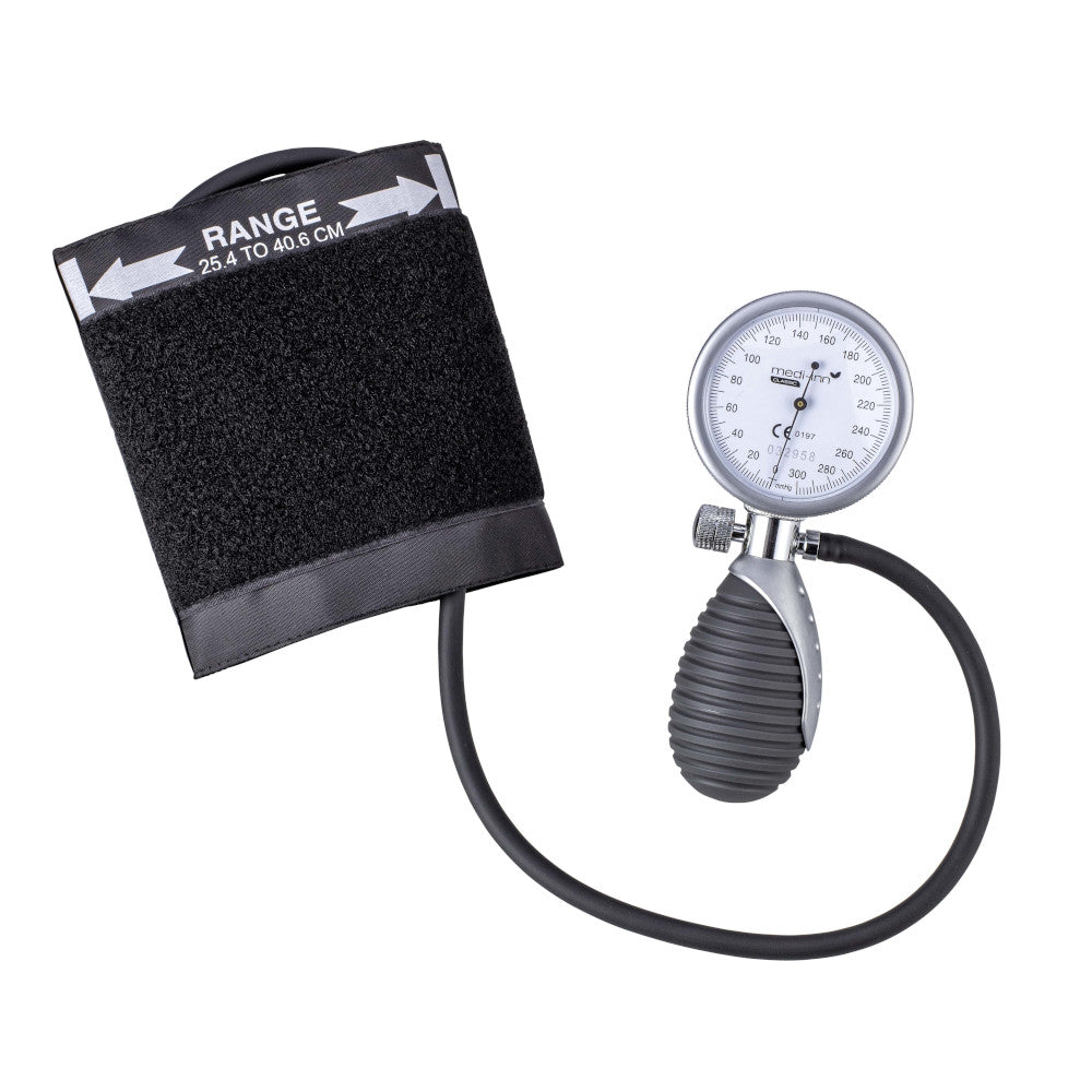 Aneroid-Blutdruckmessgerät mit Premium-Qualität im Fokus. Es zeigt ein großes, leicht ablesbares Ziffernblatt mit einer Skala von 0 bis 300 mmHg. Der Ziffernblatt-Hintergrund ist weiß mit kontrastierenden schwarzen Ziffern und roten Markierungen. Das Gerät ist mit einem flexiblen, ein-Schlauch-System verbunden, den schwarz-weißen Gummischlauch und dem silbernen Druckverschluss. Die gesamte Konstruktion zeigt eine robuste Verarbeitung, geeignet für den medizinischen Einsatz.