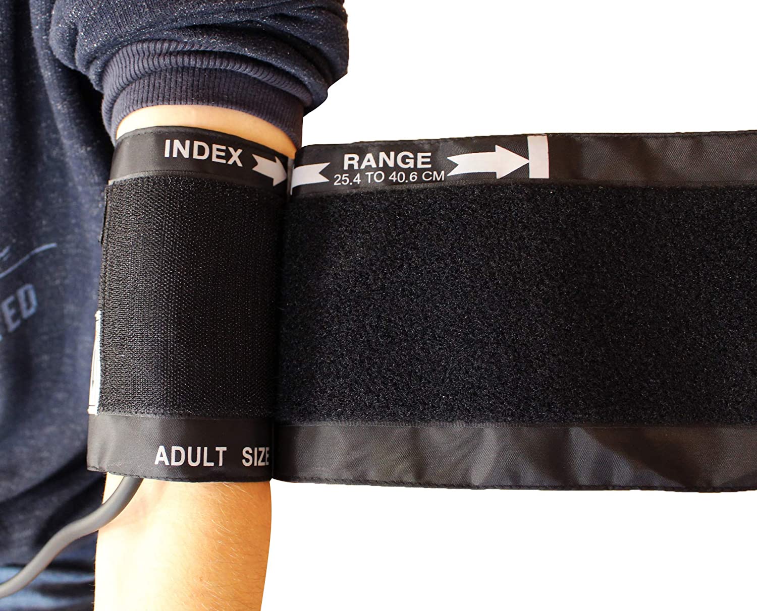 Bild eines Medi-Inn Blutdruckmessgeräts (aneroid) im Premium-Design. Es zeigt ein kompaktes, traditionelles Blutdruckmessgerät mit einem großen, klaren Zifferblatt und gut ablesbaren Skalen in Schwarz und Weiß. Das Gerät ist mit einem flexiblen Schlauchsystem verbunden, das zur aufblasbaren Manschette führt, die für die Messung am Oberarm verwendet wird. Die Manschette ist in einem strapazierfähigen, medizinischen Material gehalten.