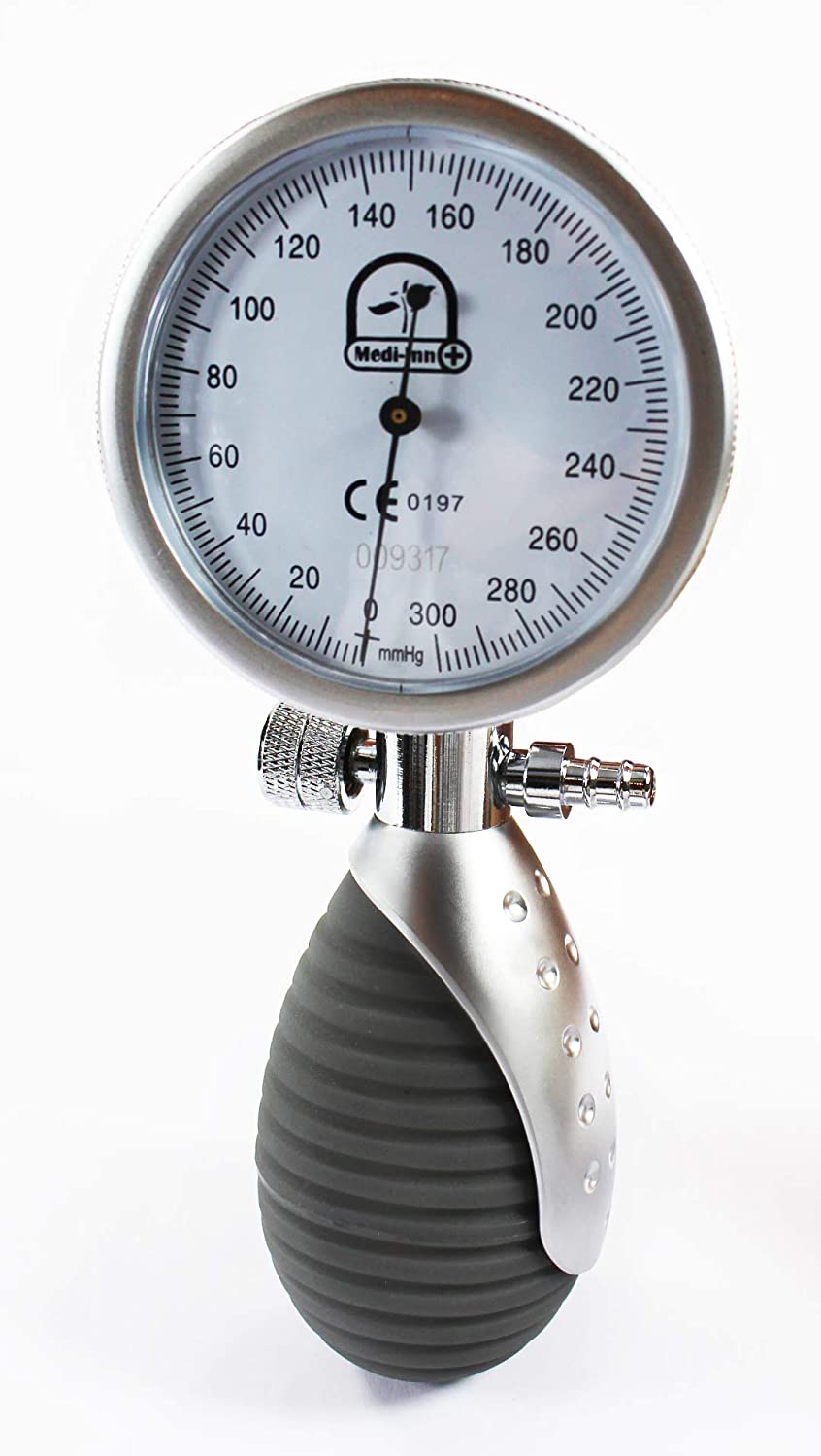 Ein hochwertiges aneroid Blutdruckmessgerät mit einem robusten Gehäuse und einem gut ablesbaren, runden Ziffernblatt. Die Skala ist in klaren, großen Zahlen unterteilt, und bietet sowohl rote als auch grüne Markierungen für verschiedene Blutdruckwerte. Das Messgerät ist mit einem einzelnen Gummischlauch verbunden, der an einem stabilen, flexiblen Messzylinder befestigt ist.