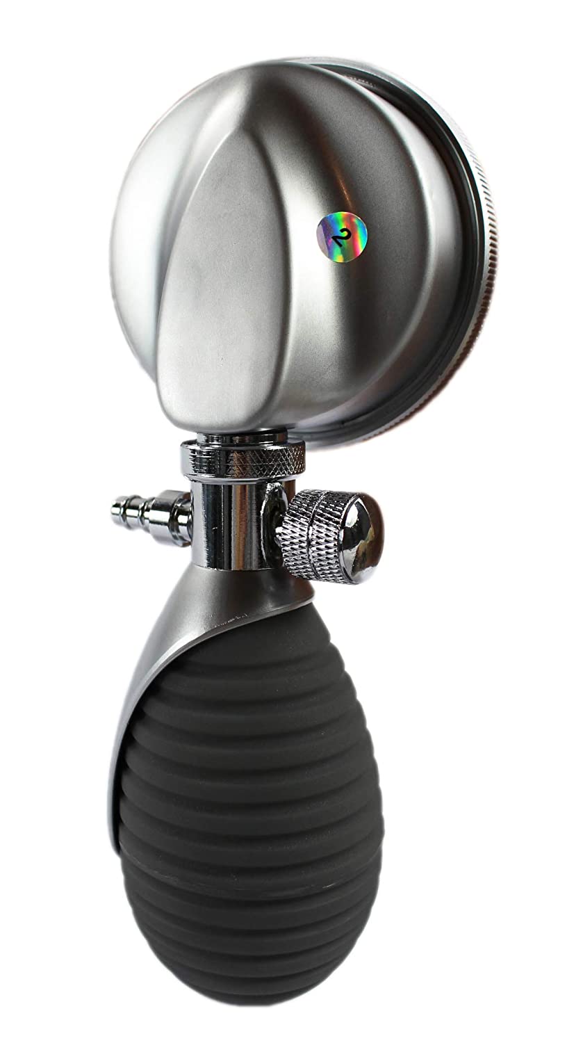 Das Bild zeigt ein medizinisches Blutdruckmessgerät des Typs Aneroid mit einem Premium-Design. Es hat ein großes, gut ablesbares Ziffernblatt in schwarz-weiß, das die Blutdruckwerte anzeigt. Das Gerät ist mit einem einrohrigen Schlauchsystem ausgestattet, das in einer roten Farbe gestaltet ist. Der Griff des Geräts ist ergonomisch geformt und ermöglicht eine einfache Handhabung.