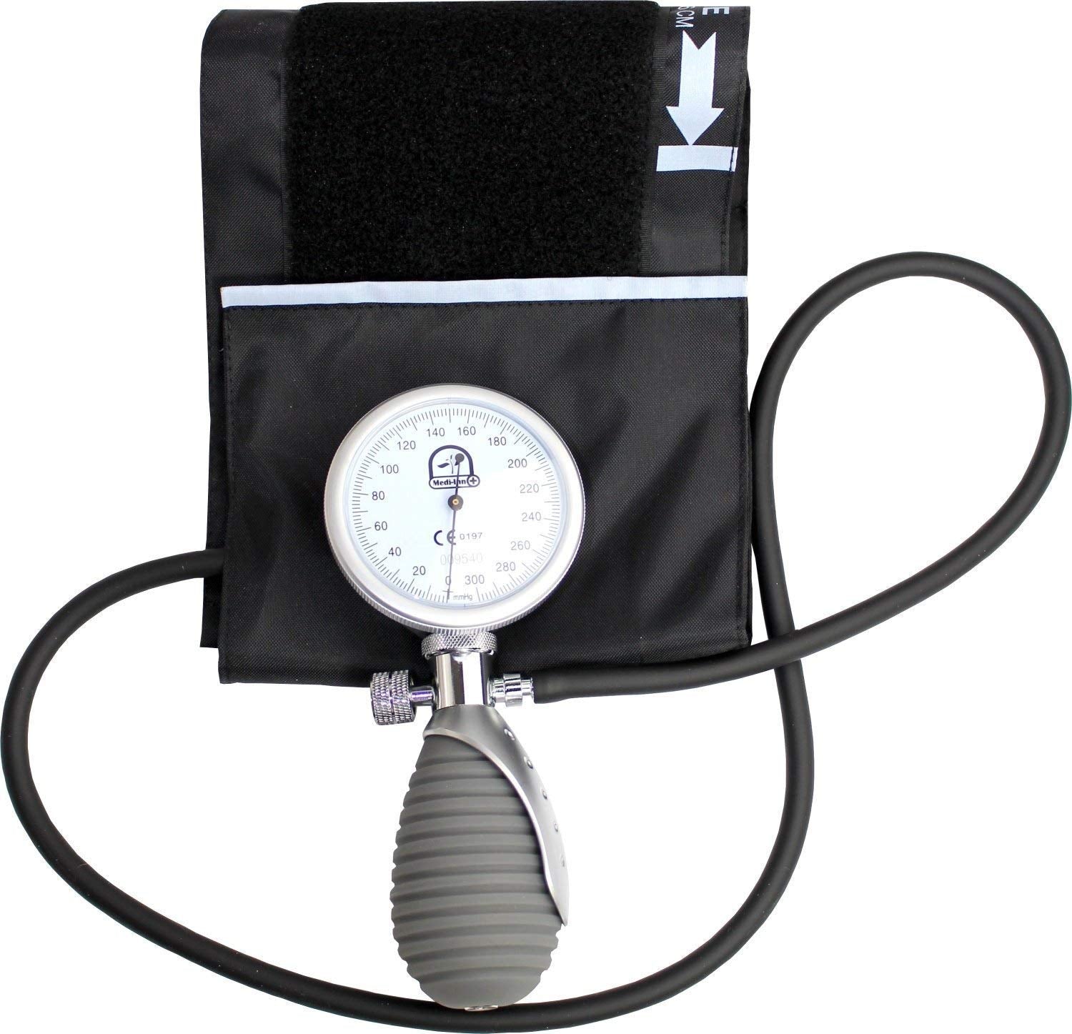 Bild eines Blutdruckmessgeräts (Aneroid) im Premium-Design. Das Gerät ist mit einem schwarzen, runden Ziffernblatt ausgestattet, auf dem weiße Ziffern und eine klare Skalierung zu sehen sind. An der Seite befindet sich ein drehbarer Druckknopf zur genauen Ablesung des Blutdrucks. Ein flexibles Schlauchsystem verbindet das Ziffernblatt mit einer schwarzen Manschette, die zum Anlegen am Oberarm dient. Der Hintergrund ist neutral, was das Produkt in den Fokus rückt.