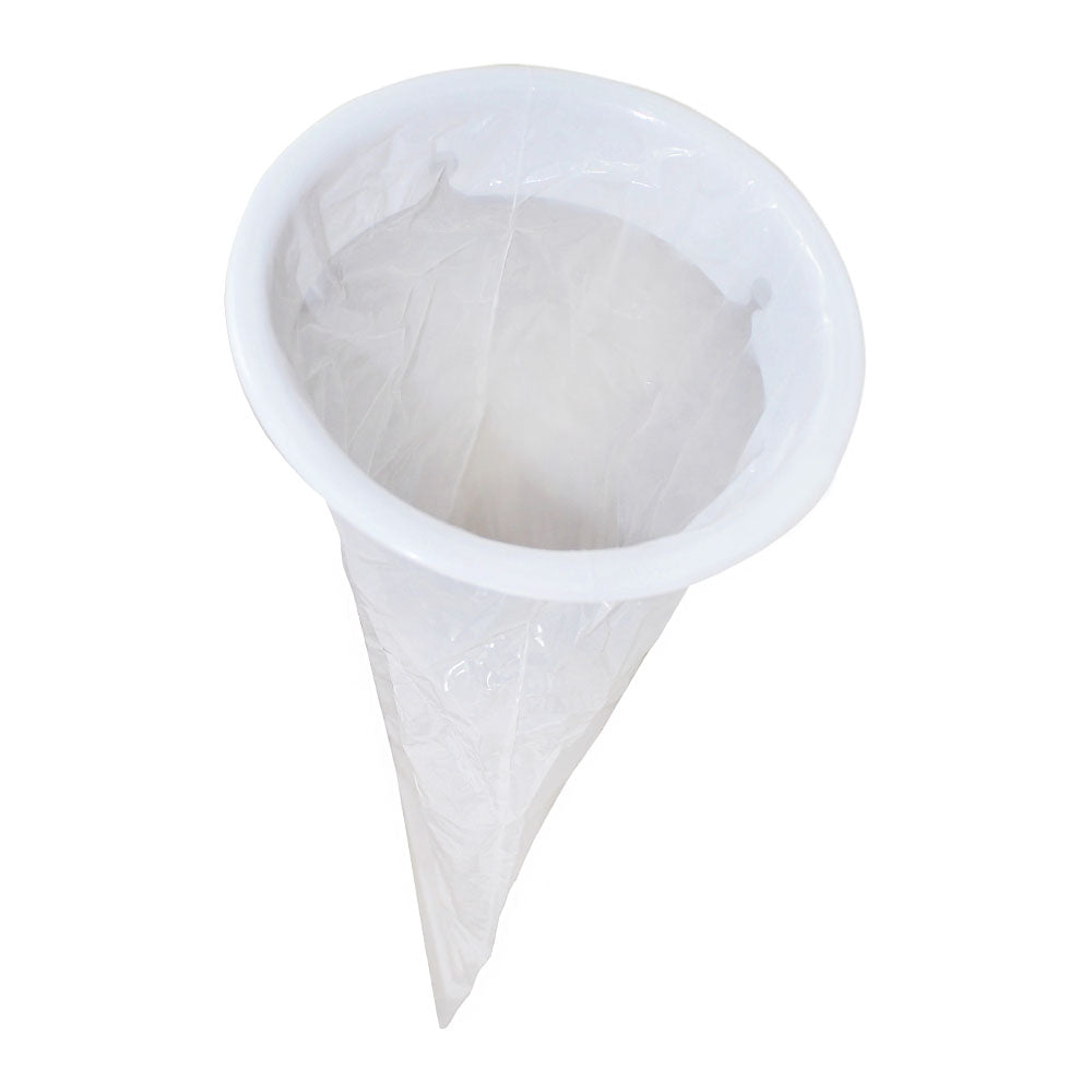 Bild eines Medi-Inn Brechbeutels, der als Auffangbeutel mit Mundstück designed ist. Der transparente Beutel hat eine bläuliche Färbung auf der Oberseite und ist an der Unterseite geöffnet, um den Inhalt leicht abzulassen. An der Seite befindet sich ein praktisches Haltesystem. Das Mundstück ist klar und ermöglicht eine einfache Handhabung. Das Produkt ist ergonomisch gestaltet und hygienisch, geeignet für den Einsatz in medizinischen oder privatem Kontext zur Sicherstellung von Sauberkeit und Komfort.