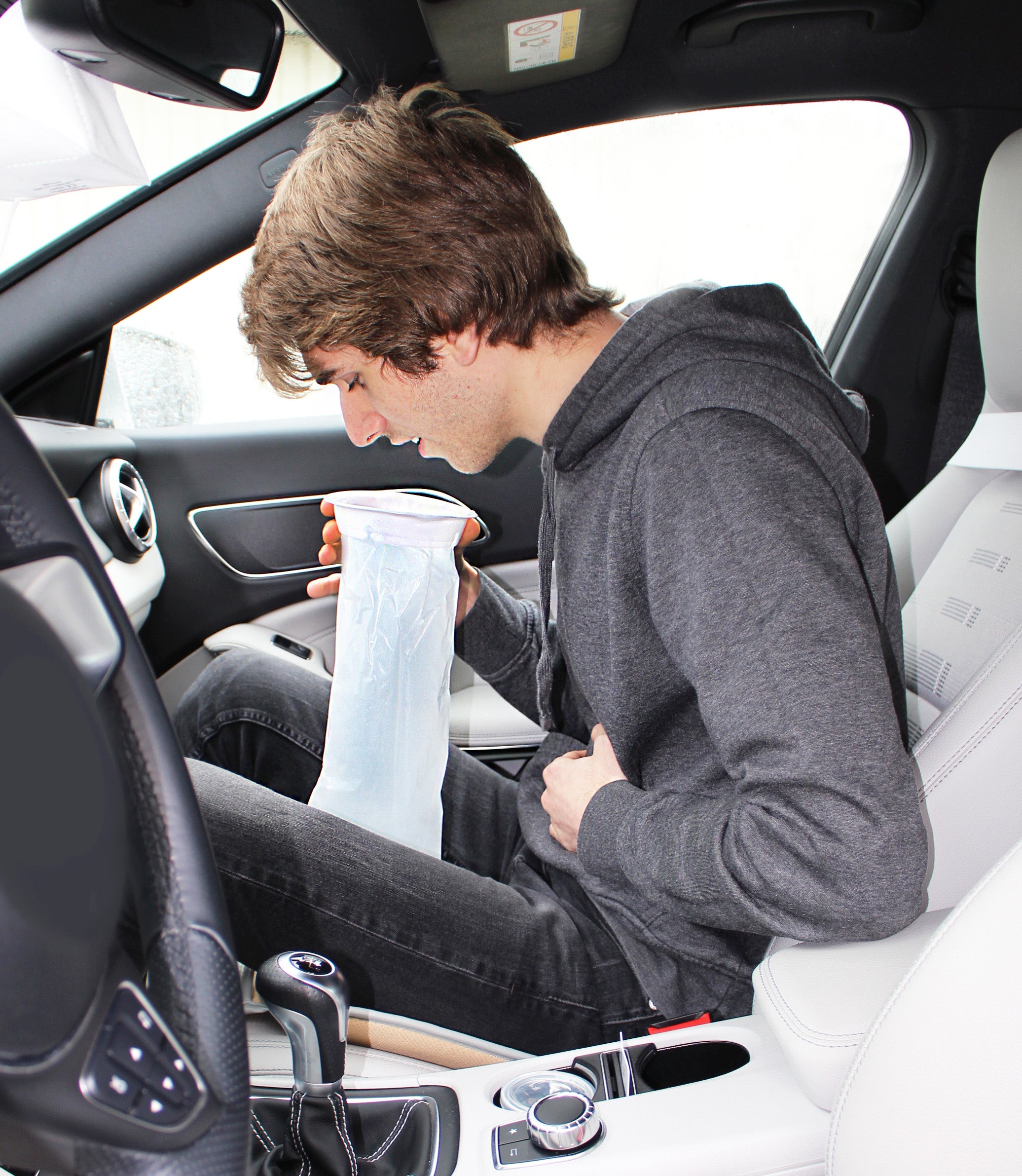 Bild eines 25er-Pack Brechbeutel mit Mundstück von Medi-Inn. Die Beutel sind transparent und haben ein einfach zu öffnendes Mundstück, das sich an der Oberseite befindet. Im Hintergrund sind mehrere Beutel deutlich angeordnet, leicht gefaltet, um die praktische Nutzung zu verdeutlichen. An der linken Seite ist das Logo von Medi-Inn sichtbar, das für Qualität und Zuverlässigkeit steht.