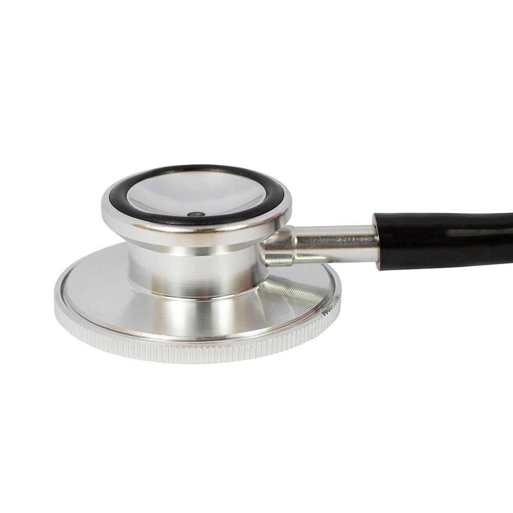 Nahaufnahme des drehbaren Aluminium-Bruststücks eines Doppelkopf-Stethoskops mit schwarzem Schlauch