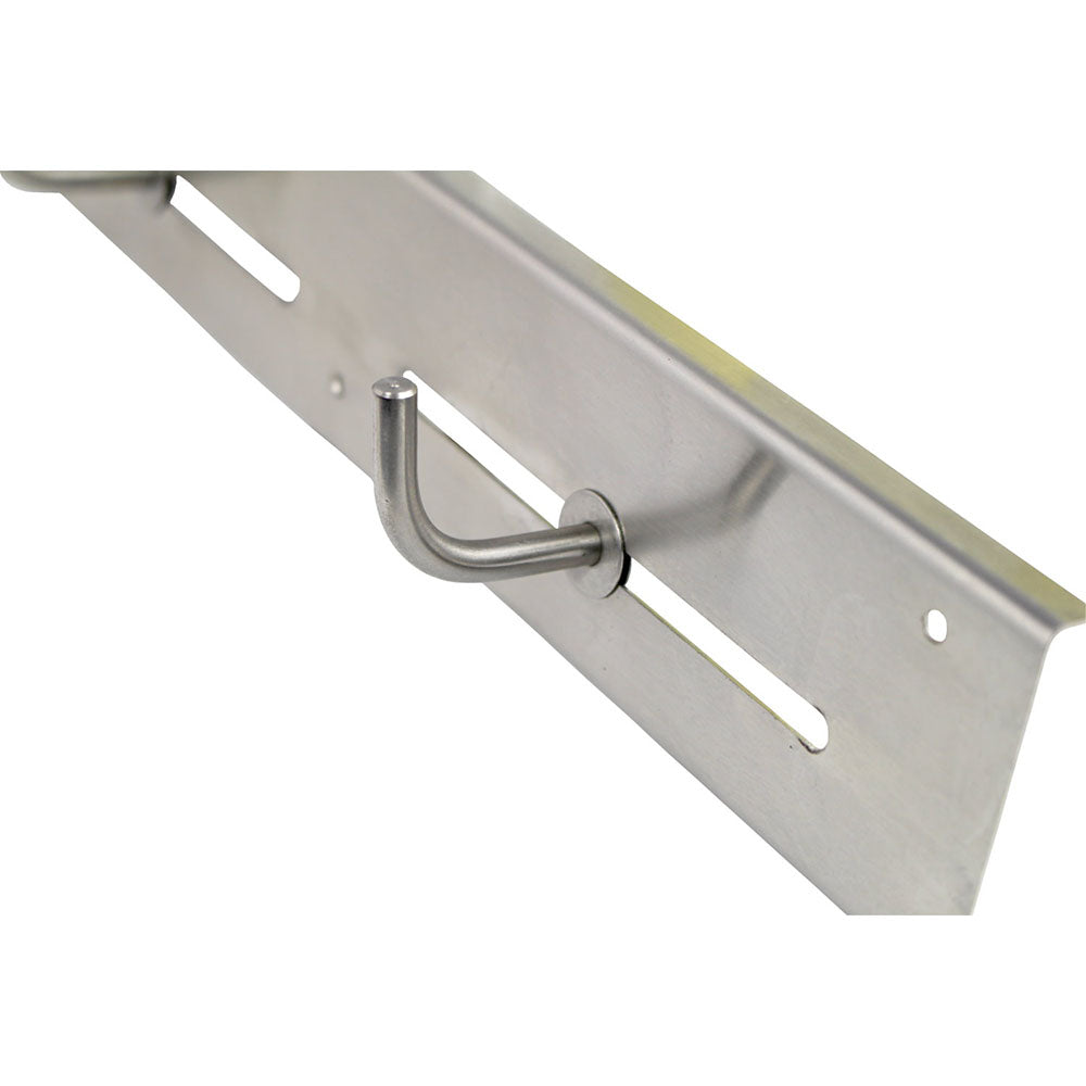 Edelstahlhalter zur Wandmontage für blockierte Schürzen, rostfrei. Der Halter hat eine schlichte, moderne Form mit zwei Haken, die von einer stabilen Rückwand getragen werden. Die silberne Edelstahl-Oberfläche verleiht dem Produkt ein elegantes Aussehen und sorgt für Langlebigkeit. Ideal für den Einsatz in Küchen, Gastronomiebetrieben oder im privaten Bereich. Der Halter bietet eine praktische Möglichkeit, Schürzen ordentlich aufzubewahren und griffbereit zu halten.