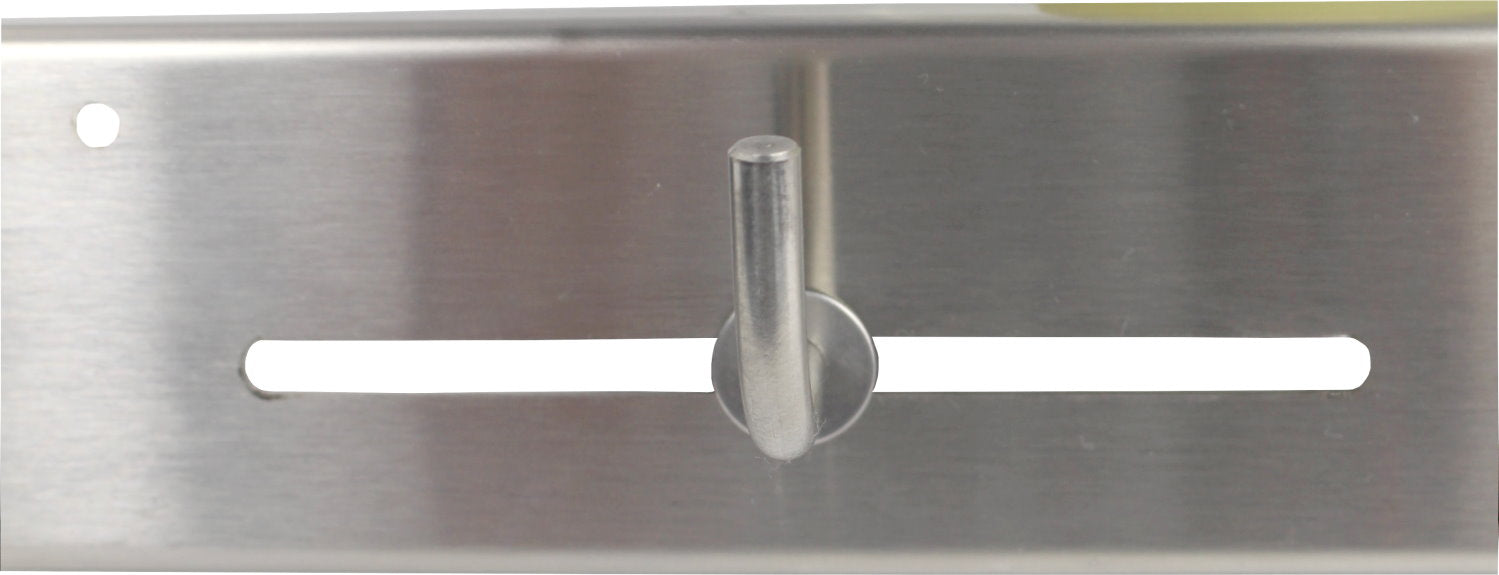 Edelstahlhalter zur Wandmontage, geeignet für geblockte Schürzen. Der Halter ist rostfrei und präsentiert sich in einem schlanken, modernen Design. Er verfügt über fünf Haken, die gleichmäßig verteilt sind und einen stabilen Halt bieten. Ideal für die Aufbewahrung von Schürzen, um Ordnung in der Küche oder im Gewerbe zu schaffen. Die sorgfältige Verarbeitung des Edelstahls sorgt für Langlebigkeit und Pflegeleichtigkeit. Der Halter ist fungibel und passt gut in verschiedene Einrichtungsstile.