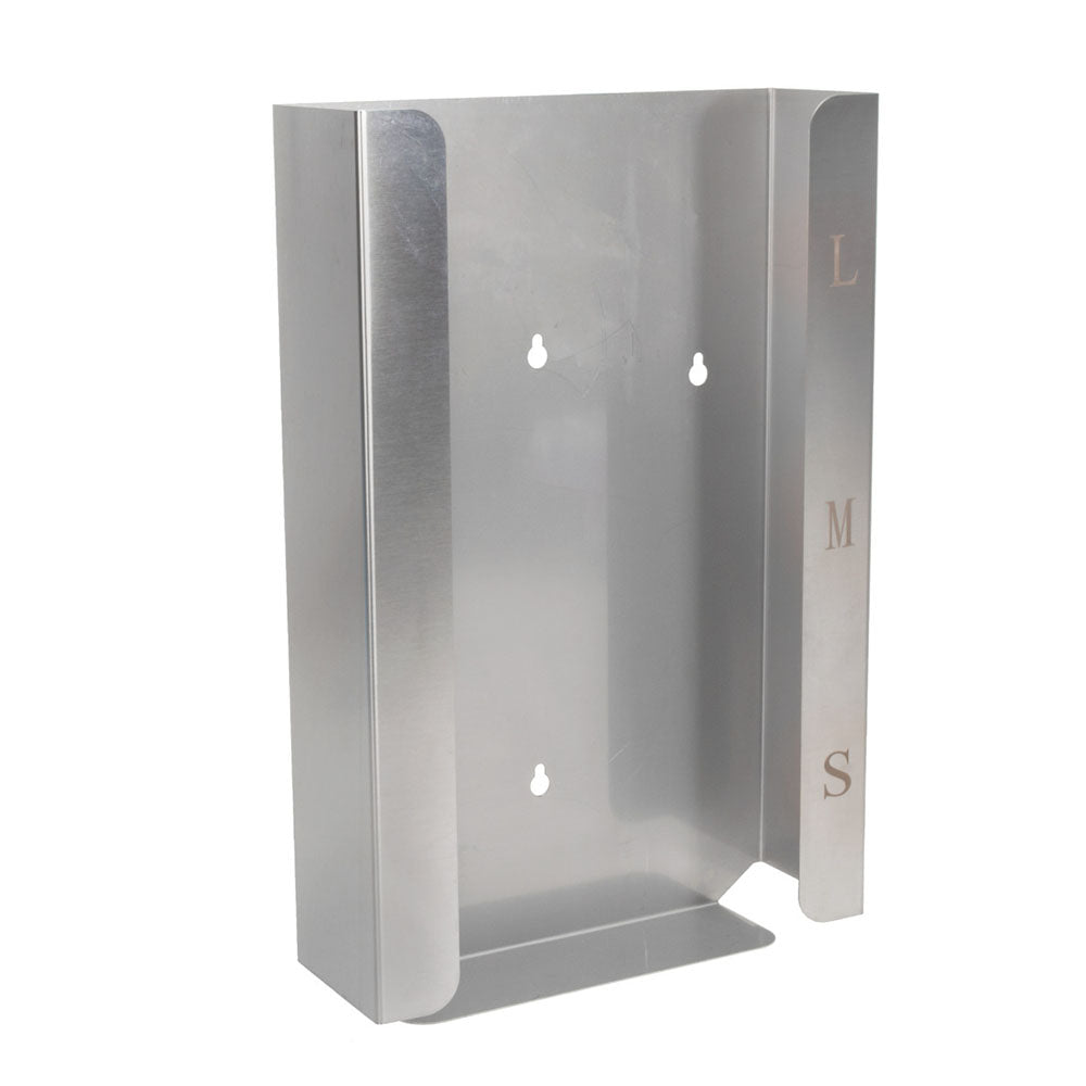 Edelstahlspender für Einmalhandschuhe, robust und funktional, mit schimmernder, polierter Oberfläche. Das Design ist modern und minimalistich, mit klaren Linien und Ecken. Oben befindet sich ein Ausschnitt zum einfachen Entnehmen von Handschuhen. Der Spender ist an einer Wand montierbar und hat eine rechteckige Form. Im Hintergrund ist eine neutrale, schlichte weiße Wand zu sehen, die den Fokus auf den Spender legt.