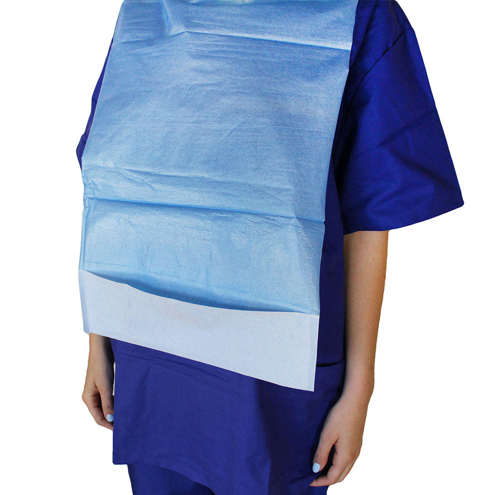 Ein langlebiges Einmal-Esslatzchen in der Farbe Blau mit praktischer Auffangtasche. Das Esslatzchen hat eine Größe von 64 x 36 cm und eignet sich ideal für Babys und Kleinkinder beim Essen. Die Oberfläche ist glatt und leicht abwischbar, wodurch eine saubere Nutzung gewährleistet wird. Die Auffangtasche fängt herunterfallende Speisen auf und sorgt für weniger Vermüllung. Die Form ist ergonomisch gestaltet und passt gut um den Hals des Kindes.