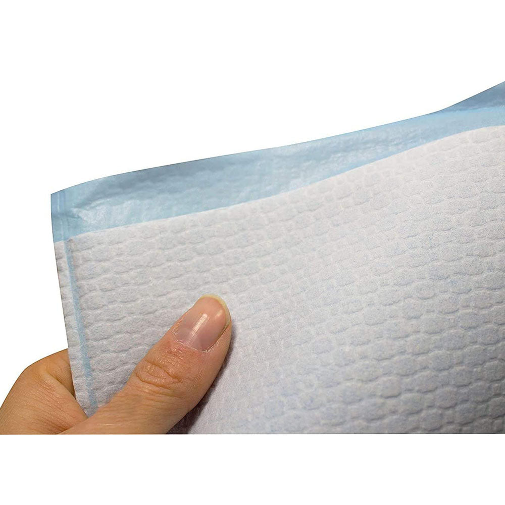 Ein Paket mit hellblauen Einmal-Waschhandschuhen aus Airlaid-Material, die innen mit PE beschichtet sind. Die Handschuhe sind rechteckig gefaltet und liegen in einem offenen, transparenten Karton. Der Karton zeigt die Abmessungen der Handschuhe: 15 x 22 cm. Die Verpackung ist einfach und funktional gestaltet, um die hygienischen Eigenschaften zu betonen. Auf der Vorderseite sind Hinweise zur Verwendung und Pflege abgedruckt.