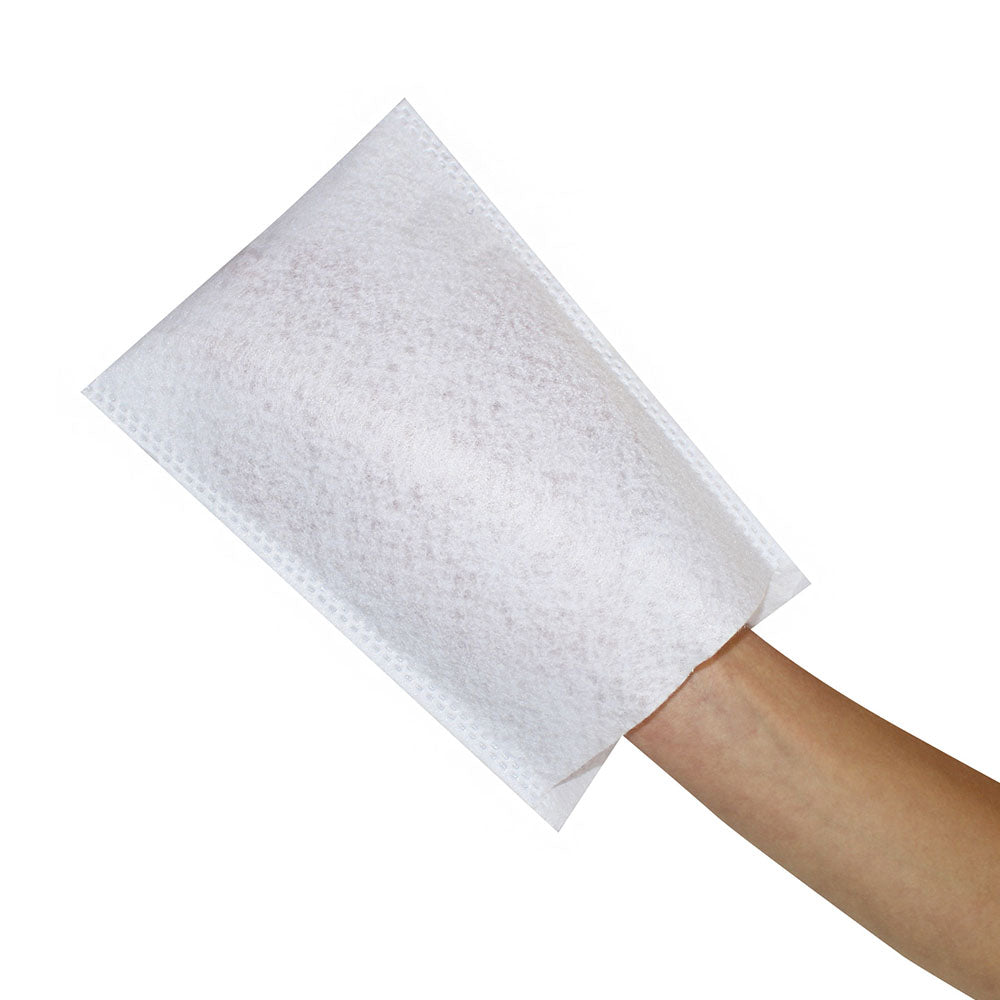 Ein Produktbild zeigt einen Pack von Einmal-Waschhandschuhen aus Molton. Die Handschuhe sind in einem weißen, weichen Material gehalten und zeichnen sich durch ihre mittlere Größe von 15 x 22 cm aus. Der Packungsinhalt besteht aus 50 Stück, die ordentlich in einer transparenten Verpackung angeordnet sind. Im Hintergrund ist eine unscharfe Fläche, die die Konzentration auf die Handschuhe lenkt.