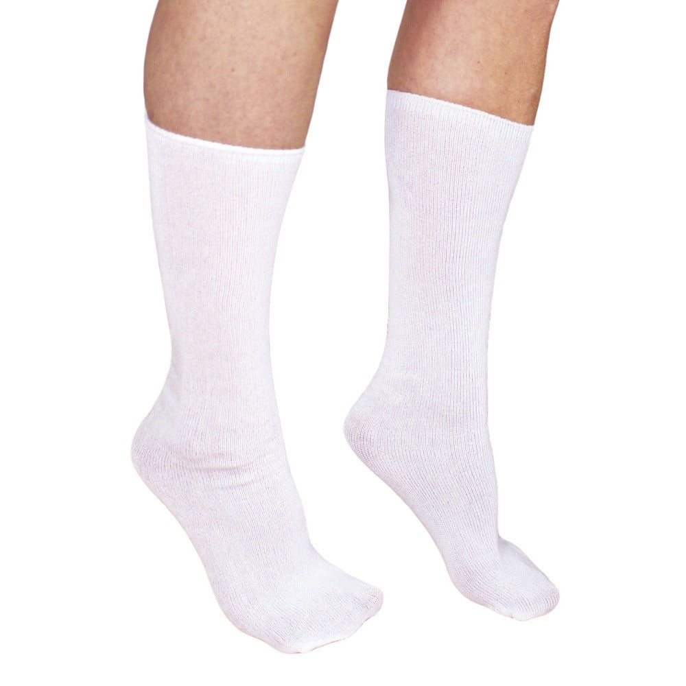 Alt-Text: Ein Paar Einmal-Socken in Weiß, präsentiert auf einem neutralen Hintergrund. Die Socken sind aus einem leichten, atmungsaktiven Material und besitzen eine universelle Größe, die für verschiedene Schuhgrößen geeignet ist. Sie haben eine klassische, schlichte Form mit einem elastischen Bund, der für einen bequemen Sitz sorgt. Die Socken sind etwa 44 cm lang und 9 cm breit.