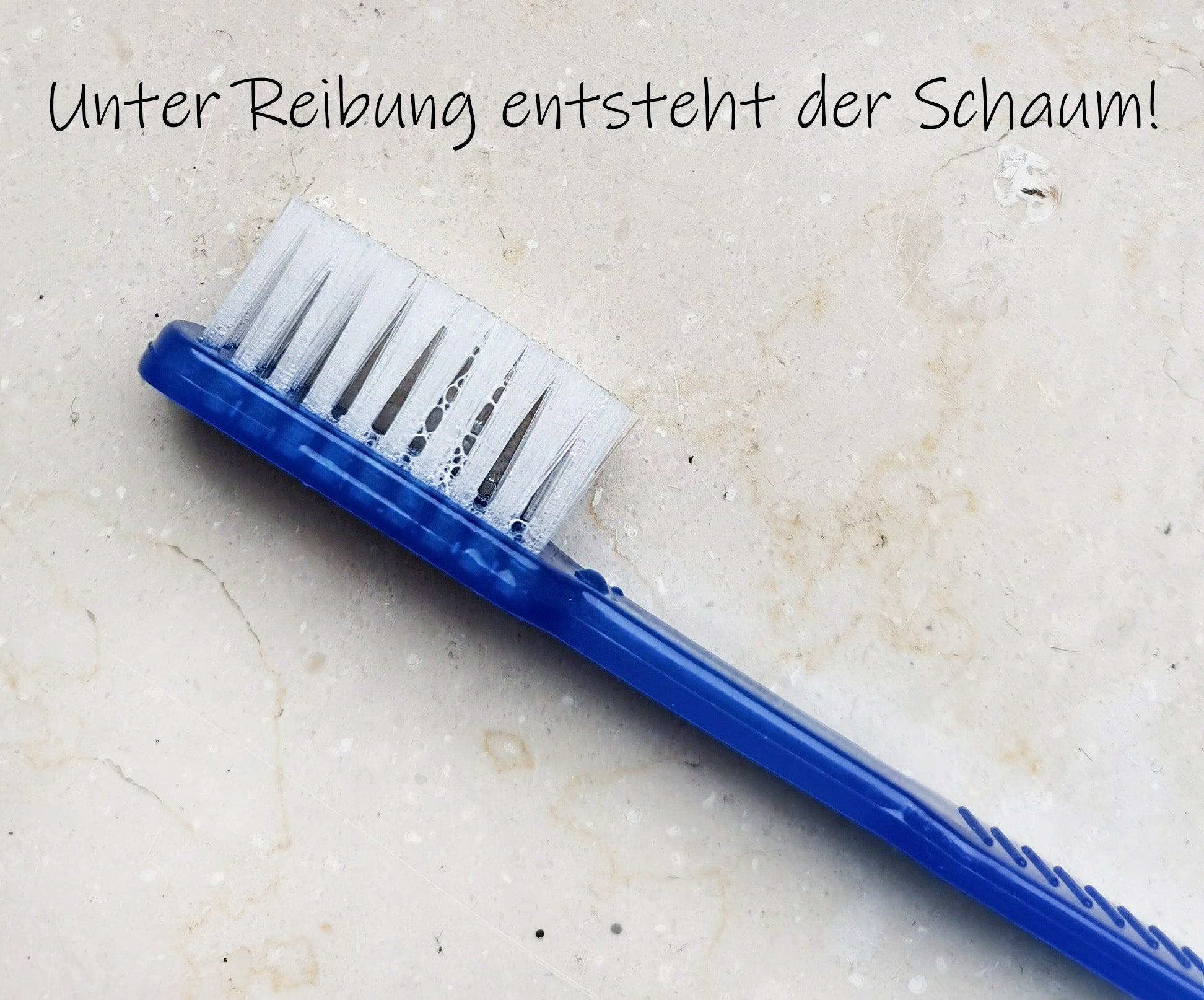 Ein Bild von einzeln hygienisch verpackten Medi Inn Einmalzahnbürsten in der Farbe Blau. Die Zahnbürsten sind zusammen mit einer kleinen Portion Zahnpasta verpackt. Die Verpackung ist transparent, sodass der Inhalt gut sichtbar ist. Jede Zahnbürste hat einen ergonomischen Griff und weiche Borsten, die für eine sanfte Reinigung der Zähne sorgen. Im Hintergrund ist eine neutrale Fläche, die den Fokus auf die Zahnbürsten und die Zahnpasta lenkt.