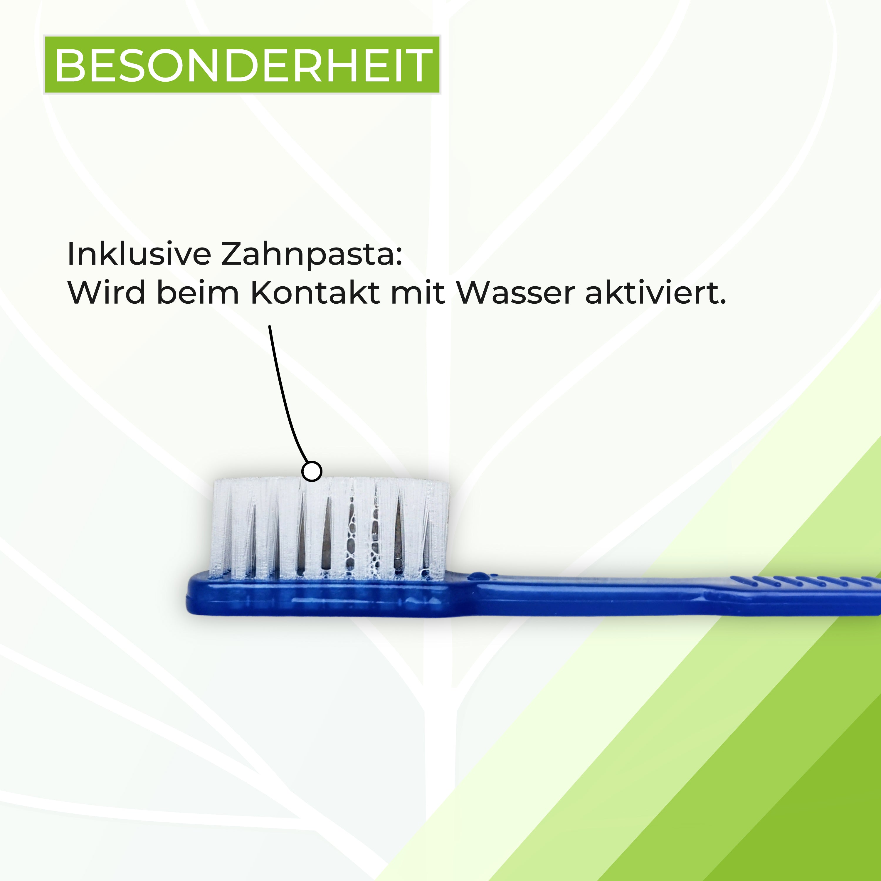 Ein einzelnes, hygienisch verpacktes Zahnbürsten-Set in der Farbe Blau. Die Verpackung ist transparent, sodass die Zahnbürste sowie die eingeklemmte Zahnpasta gut sichtbar sind. Die Zahnbürste hat einen ergonomischen Griff und weiche Borsten, geeignet für empfindliche Zähne und Zahnfleisch. Im Hintergrund hebt ein unscharfer, neutraler Farbton die Verpackung hervor, während die gesamte Präsentation sauber und ansprechend wirkt. Ideal für die Mitnahme auf Reisen oder für den einmaligen Gebrauch unterwegs.