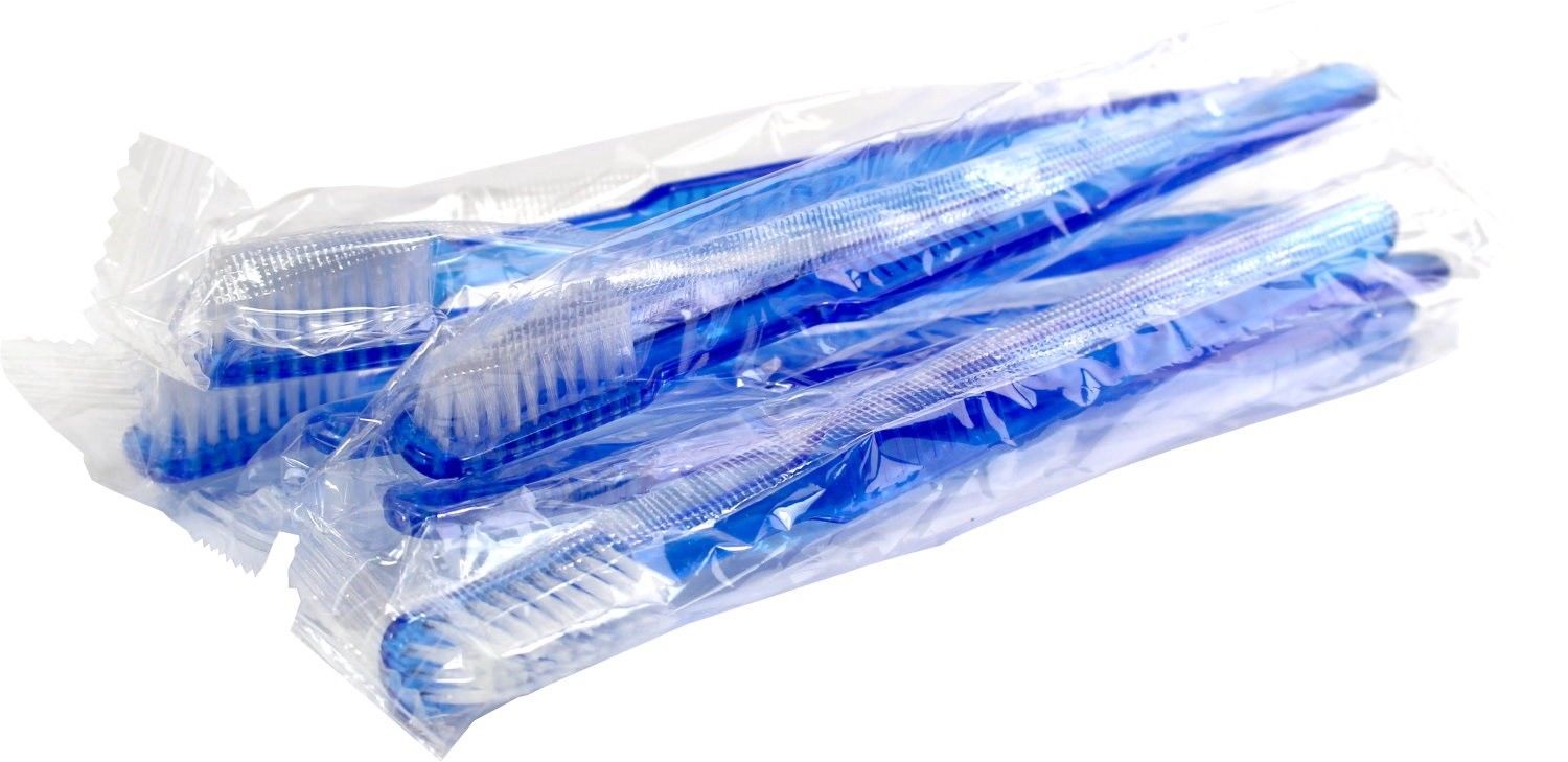 Ein Paket mit drei einzelnen, hygienisch verpackten Einmalzahnbürsten in Blau. Jede Zahnbürste besitzt einen ergonomisch geformten Griff und weiche Borsten für schonendes und effektives Zähneputzen. Auf der Verpackung sind Informationen zur Verwendung der Zahnbürsten und zur enthaltenen Zahnpasta zu erkennen. Die Einmalzahnbürsten sind ideal für Reisen, sowie für den Einsatz in Hotels oder beim Camping geeignet, da sie eine praktische Lösung für die Mundhygiene bieten.