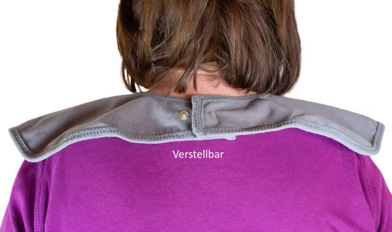 Rückansicht des medi-inn Esslätzchens mit verstellbarem Nackenverschluss durch Druckknöpfe – individuell anpassbar für optimalen Sitz.