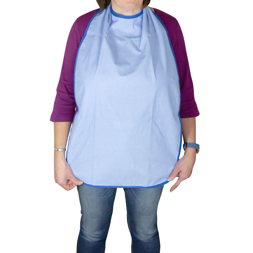 Weißes, waschbares Esslatzchen zum Binden, 48 x 100 cm. Das Produkt ist in einer klaren, showroom-ähnlichen Umgebung fotografiert. Das Tuch hebt sich durch die helle Farbe von einem neutralen Hintergrund ab. Es ist ordentlich gefaltet, sodass die Bindebänder an den Seiten gut sichtbar sind. Die Textur des Materials ist leicht und weich, was auf seine Hochwertigkeit hinweist. Das Esslatzchen eignet sich ideal für den täglichen Gebrauch, um während des Essens Schutz zu bieten.