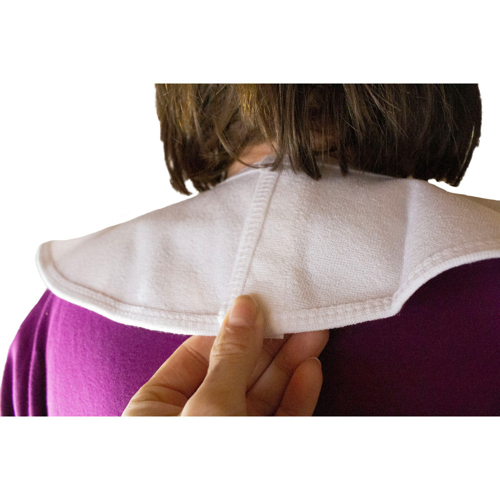 Ein windelartiges Essplatzdeckchen in Weiß, das 45 x 90 cm misst. Es hat an den Seiten ein robustes, hochwertiges Klettverschluss-System für eine sichere Befestigung am Tisch. Die Oberfläche ist glatt und leicht zu reinigen, was es ideal für den Einsatz beim Essen mit Kleinkindern macht. Im Hintergrund ist eine neutral gehaltene, hellgraue Oberfläche sichtbar, die das Deckchen gut zur Geltung bringt.