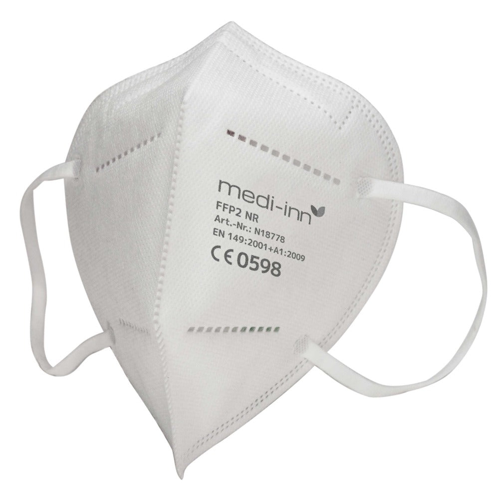 Einzelne weiße medi-inn FFP2 NR Atemschutzmaske ohne Ventil mit elastischen Ohrschlaufen, CE 0598 Kennzeichnung und Artikelnummer.
