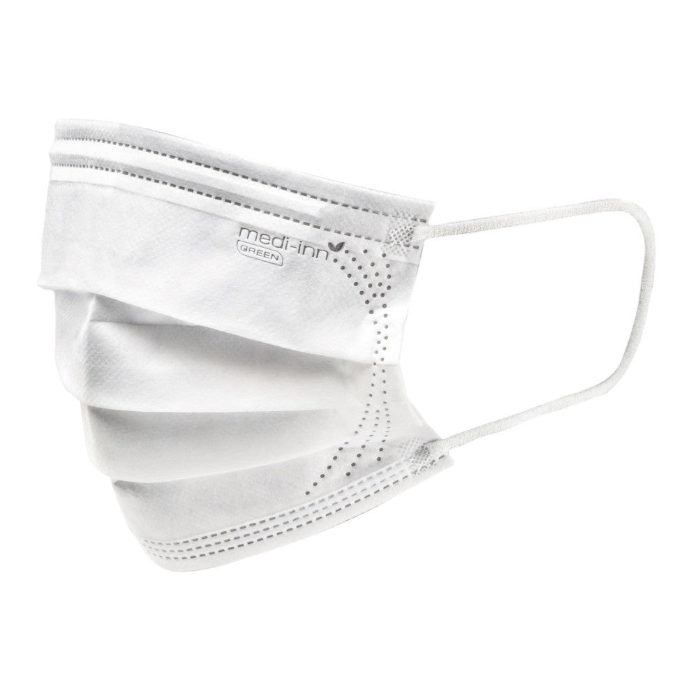 Ein biologisch abbaubarer, weißer Mundschutz des Typs IIR ist auf einem neutralen Hintergrund abgebildet. Der Maskenaufbau besteht aus drei Lagen, was auf die erhöhte Filterleistung hinweist. Die Maske hat eine schlichte, faltbare Form, die an den Seiten leicht abgerundet ist und elastische Ohrschlaufen zur einfachen Befestigung aufweist. Die Stoffoberfläche wirkt glatt und rein, was auf hygienische Qualität hindeutet.