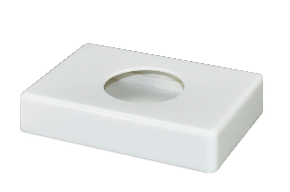 Ein Hygienebeutelspender aus weißem Kunststoff mit einer glatten, modernen Form. Der Spender hat eine kreisrunde Öffnung an der Vorderseite, durch die die Beutel einfach entnommen werden können. Auf der Oberseite befindet sich das Logo des Herstellers. Der Spender steht stabil auf einer flachen Basis und hat an der Rückseite eine Montagevorrichtung, die eine einfache Wandbefestigung ermöglicht. Seine schlichte Gestaltung und die neutrale Farbe passen ideal in jede sanitäre Einrichtung.