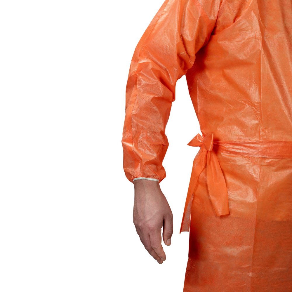 Orangefarbener Infektionsschutzkittel aus PP mit PE-Vollbeschichtung, der auf einem weißen Hintergrund präsentiert wird. Der Kittel hat lange Ärmel und einen tiefen V-Ausschnitt sowie einen Gürtel in der Taille, der zur Anpassung der Passform dient. Die Oberfläche des Kittels weist eine glänzende Textur auf, die auf die wasserabweisenden Eigenschaften hinweist. Ideal für den Einsatz im Gesundheitswesen und in hygienischen Umgebungen.