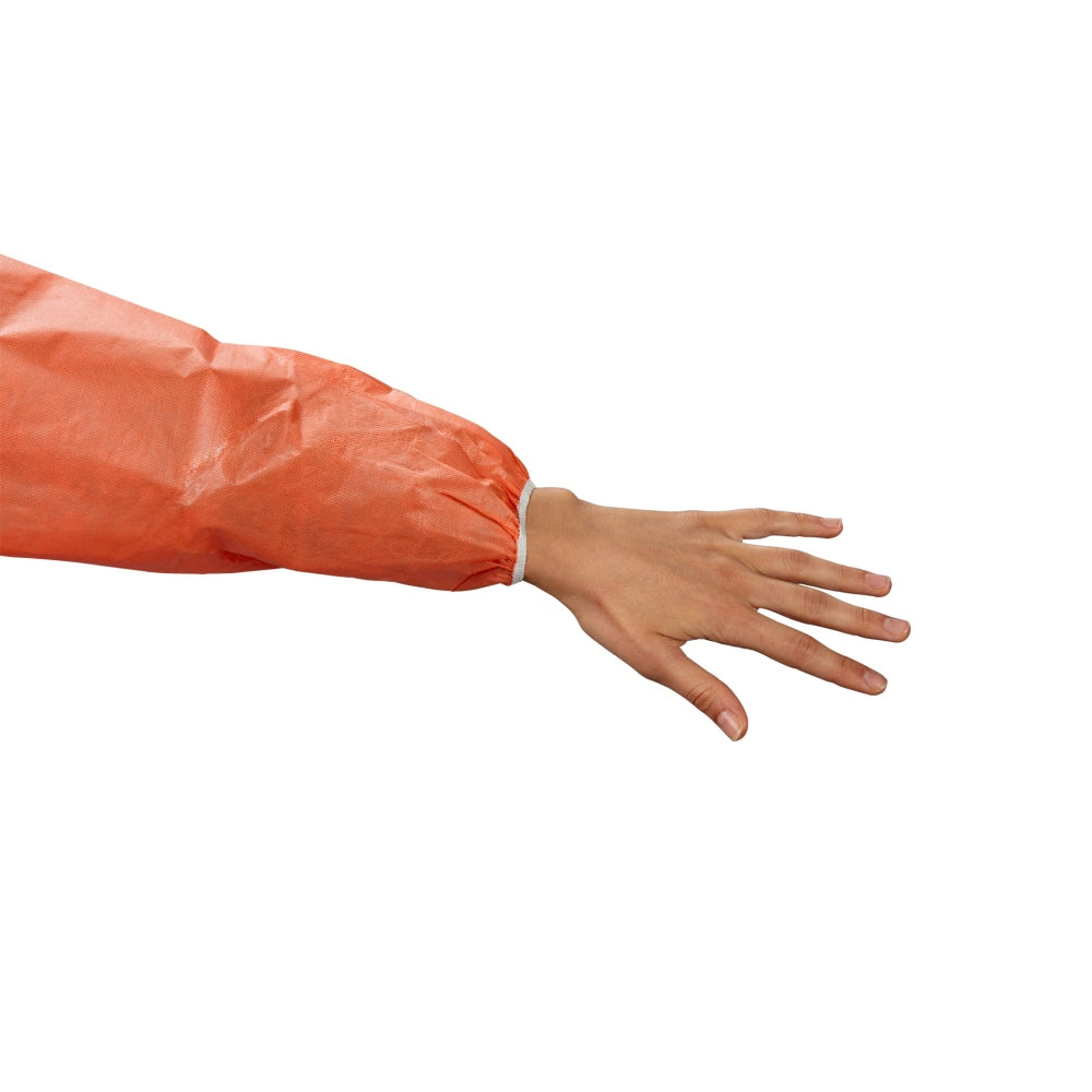 Ein leuchtend orangefarbener Infektionsschutzkittel aus Polypropylen mit einer vollständigen PE-Beschichtung. Der Kittel hat lange Ärmel und ist bis zur Taille geöffnet, um eine einfache Ankleide zu ermöglichen. Die Materialien wirken wasserabweisend und bieten Schutz bei medizinischen Anwendungen. Die Größe des Kittels beträgt 139 x 139 cm und eignet sich für den Einsatz in verschiedenen Bereichen, einschließlich Gesundheitswesen und Pflege.