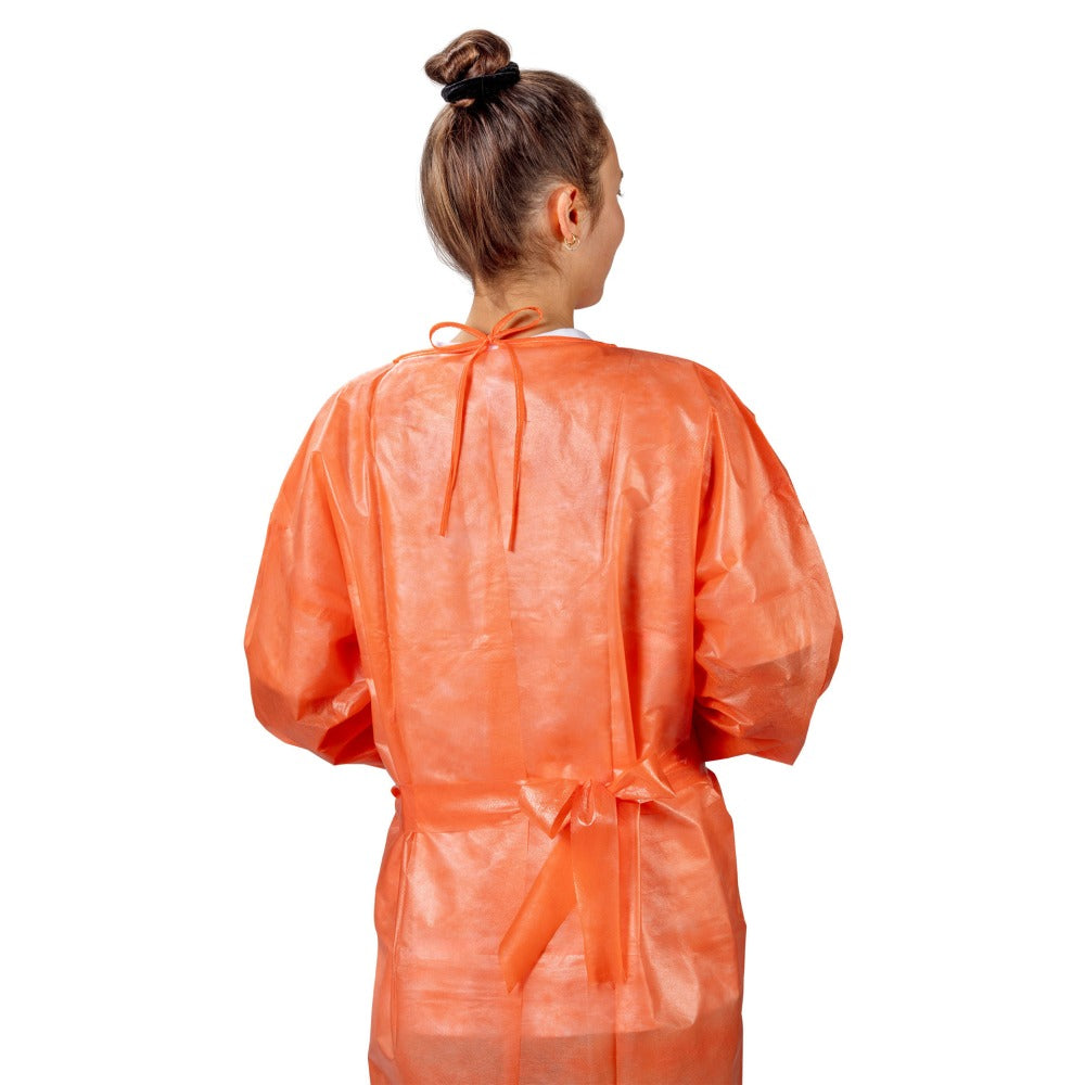 Ein orangefarbener Infektionsschutzkittel aus Polypropylen, der in der Mitte des Bildes steht, ist vollständig mit einer PE-Vollbeschichtung versehen. Der Kittel hat lange Ärmel und einen Umlegekragen, der ihm eine professionelle und hygienische Optik verleiht. Die Kanten des Kittels sind sauber verarbeitet. Im Hintergrund ist ein heller, neutraler Farbton zu sehen, der den Kittel hervorhebt.