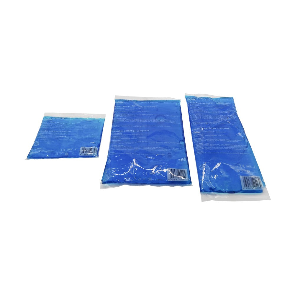 Bild eines blauen Kalt-Warm-Kompressen-Sets, bestehend aus mehreren Kompressen in verschiedenen Größen, jeweils mit einer glatten Oberfläche. Die Kompressen sind rechteckig und messen 26 x 16 cm. Sie sind in einer Bündelung angeordnet, um ihre Vielseitigkeit zu zeigen, und liegen auf einer hellen Unterlage. Die Kompressen sind für therapeutische Anwendungen konzipiert, um Schmerzen zu lindern oder Schwellungen zu reduzieren, und eignen sich sowohl für Kalt- als auch für Warmbehandlungen.