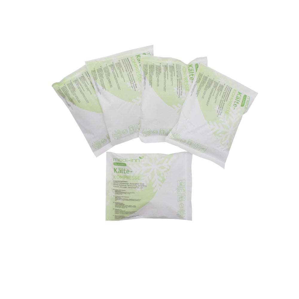 Das Produktbild zeigt eine kalte Kompresse in der Größe 14 x 18 cm. Die Kompresse ist transparent und farblos, umgeben von einer blauen Umverpackung, die Informationen über das Produkt enthält. Sie ist glatt und ergonomisch geformt, ideal für therapeutische Anwendungen. Im Hintergrund des Bildes ist ein neutraler, heller Untergrund sichtbar, der die Kompresse hervorhebt. Das Bild ist scharf und gut ausgeleuchtet, sodass Details der Verpackung und die Textur der Kompresse klar erkennbar sind.