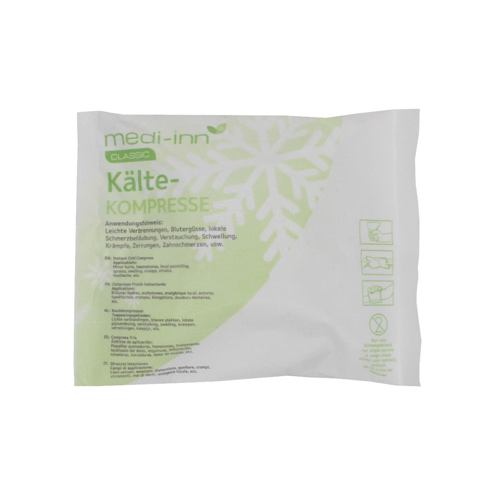 Alt-Text: "Eine kalte Kompresse in der Größe 14 x 18 cm liegt auf einem hellen Hintergrund. Die Kompresse hat eine transparente Hülle, die die gelartige Füllung sichtbar macht. An einer Ecke ist ein kleiner Befestigungsstreifen angebracht. Die Kompresse ist in einem rechteckigen Format und bietet eine ergonomische Lösung zur Schmerzlinderung und Kühlung. Ideal für die Anwendung bei Verletzungen, oder zur Linderung von Schwellungen.
