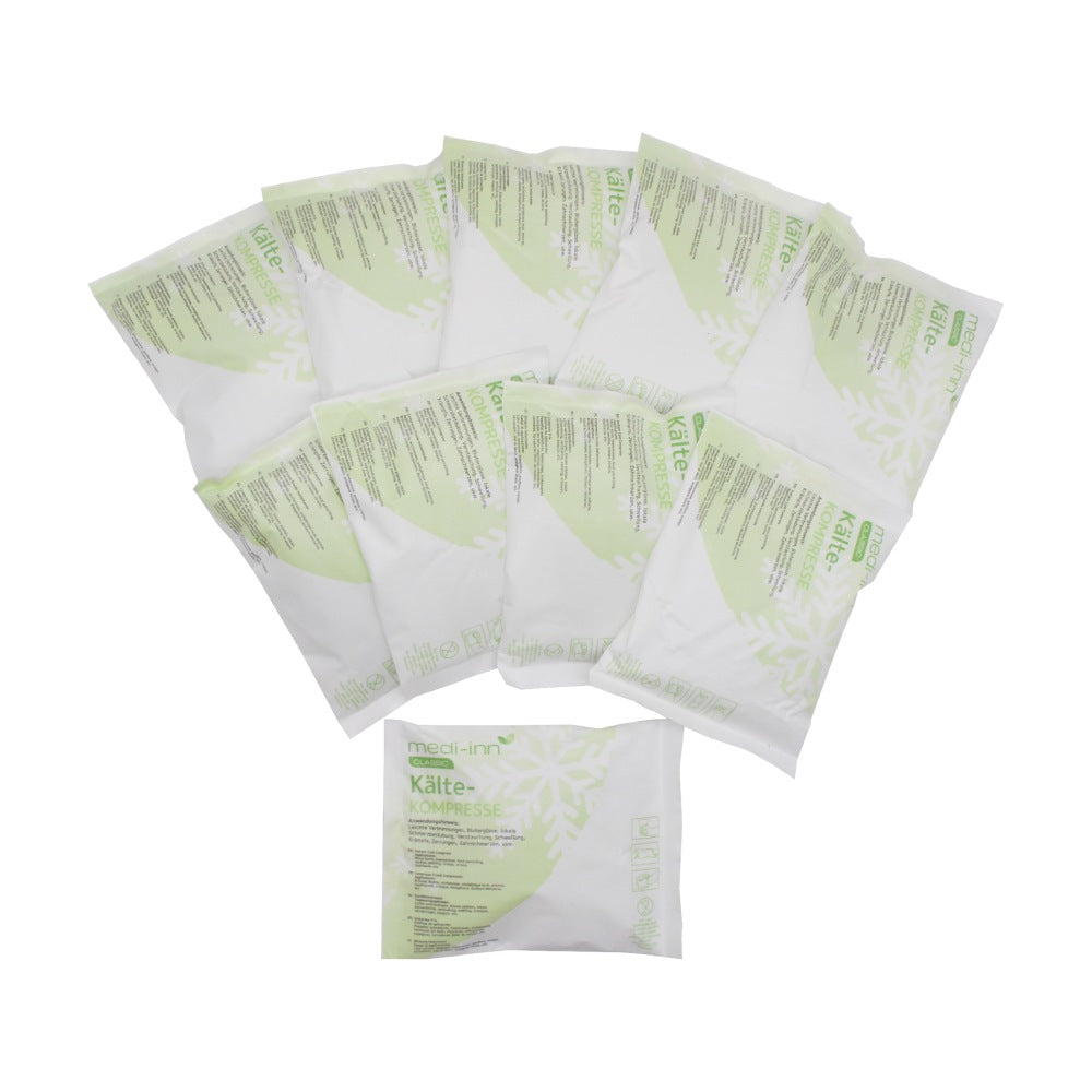 Bild einer kalten Kompresse mit den Maßen 14 x 18 cm, die auf einem hellen Hintergrund präsentiert wird. Die Kompresse besteht aus einem transparenten, flexiblen Material, das mit einem blauen Gel gefüllt ist, welches sichtbar ist. Die Ränder der Kompresse sind durch eine nahtlose Versiegelung geschützt. Auf der Vorderseite sind Anwendungshinweise in grauer Schrift abgedruckt, die die Verwendung der Kompresse zur Schmerzlinderung oder Kühlung beschreiben.