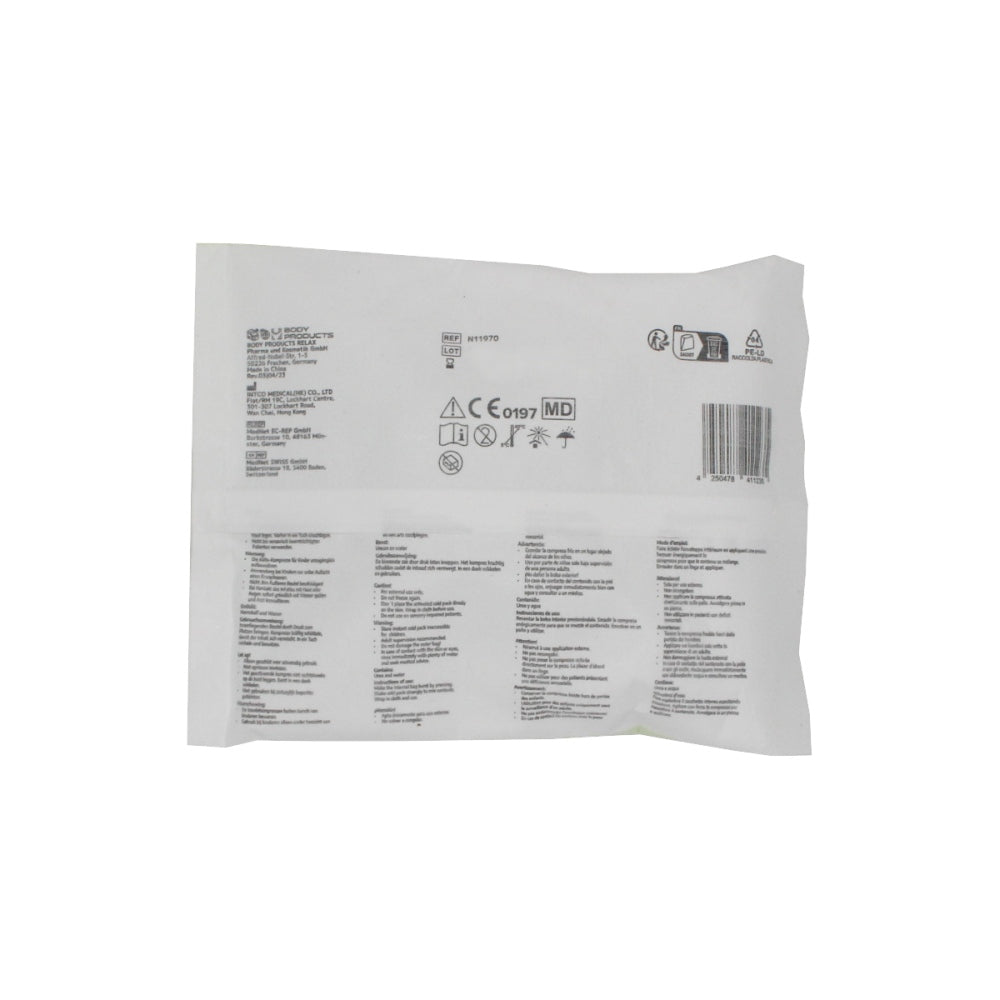 Produktbild einer kalten Kompresse, rechteckig und in der Größe 14 x 18 cm. Die Kompresse ist in einem transparenten, leicht blauen Kunststoffmaterial verpackt, das den Inhalt zeigt. Sie verfügt über eine flexible und geschmeidige Oberfläche, die sich gut an verschiedene Körperpartien anpassen lässt. Im Hintergrund ist ein strukturierter, neutraler Untergrund zu sehen, der die Kompresse hervorhebt.