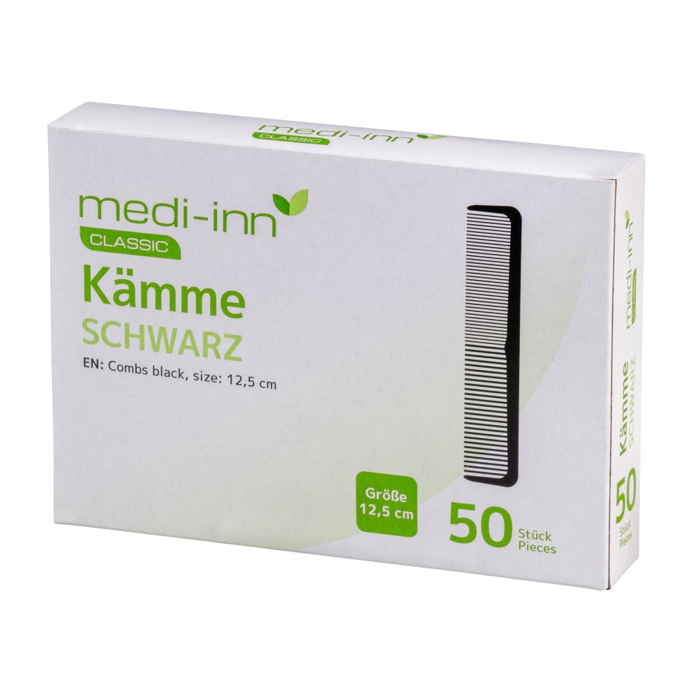 Ein schwarzer Kamm aus Kunststoff liegt auf einem neutralen, hellen Hintergrund. Der Kamm hat eine schmale, lange Form mit feinen Zähnen, die gleichmäßig verteilt sind. Die Zähne sind leicht gebogen und ermöglichen ein sanftes Durchkämmen von Haaren. Am oberen Ende des Kamms befinden sich keine zusätzlichen Verzierungen oder Logos, was ihm ein schlichtes und elegantes Aussehen verleiht. Der Kamm scheint robust und langlebig zu sein, ideal zur Pflege und zum Styling von Haaren.