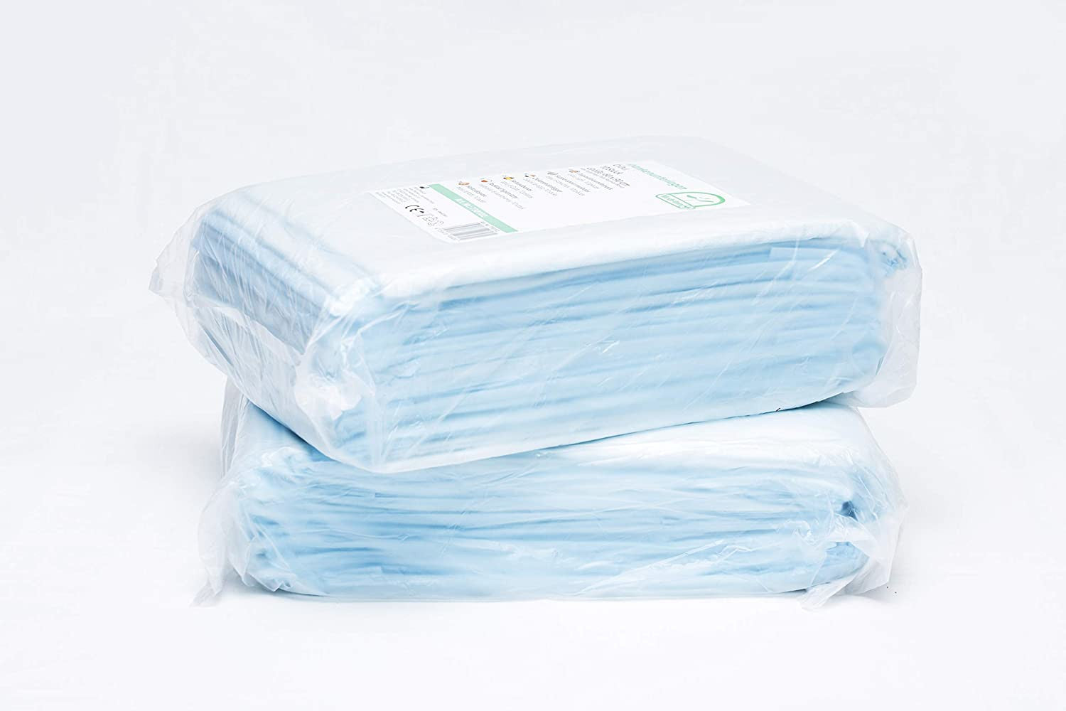 Produktbild zeigt einen Stapel von 20 Einmalunterlagen in der Größe 40 x 60 cm. Die Unterlagen bestehen aus 6 Lagen und sind in einer ansprechenden Verpackung präsentiert. Die Oberfläche der Unterlagen ist weich und nimmt Flüssigkeiten auf. Auf dem Bild sind die Unterlagen ordentlich übereinander gestapelt, sodass die einzelnen Lagen gut sichtbar sind. Der Hintergrund ist neutral gehalten, um den Fokus auf die Produktdetails zu lenken.