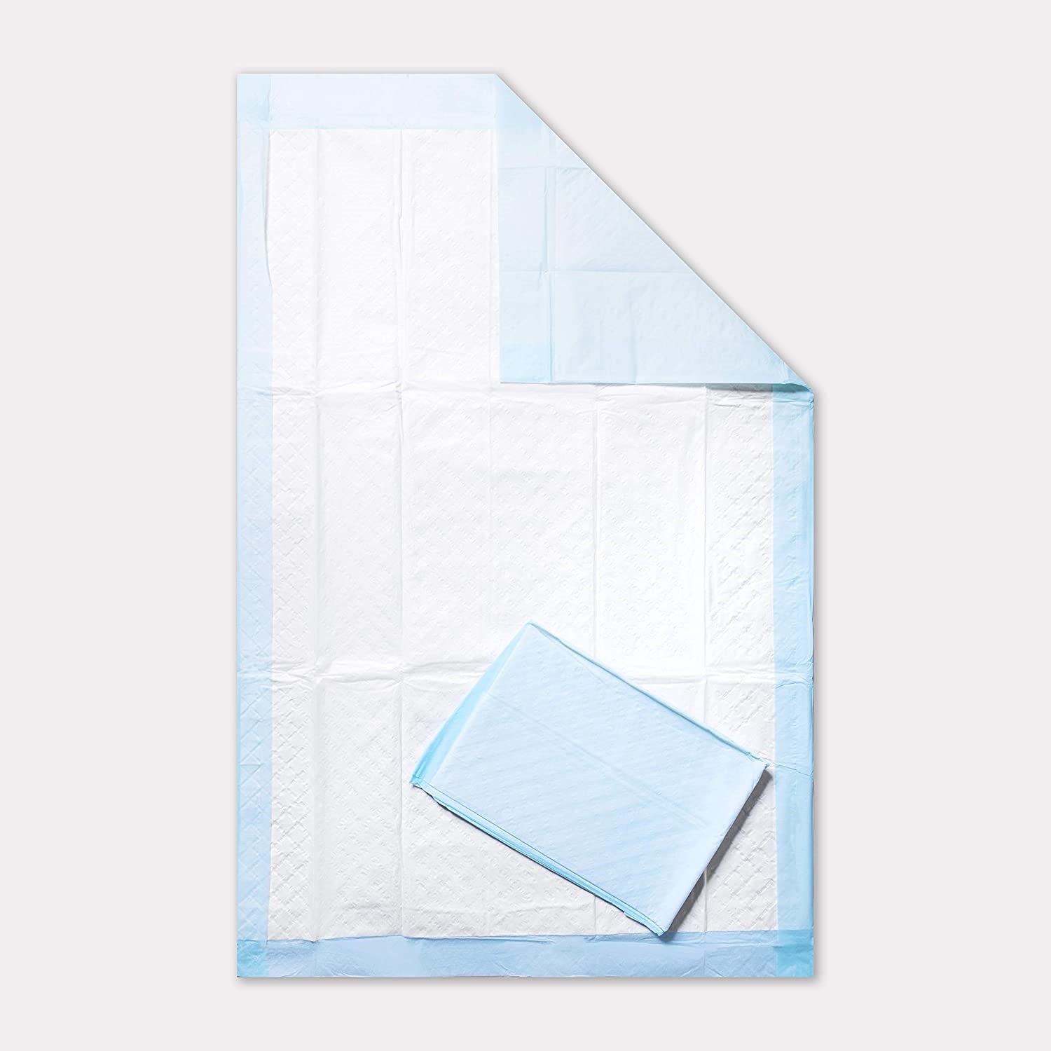 Bild zeigt ein Produktpaket von Medi Inn, das einmalige Krankenunterlagen in Folie enthält. Die Unterlagen haben eine Größe von 40 x 60 cm und sind 10-lagig. Im Vordergrund ist das 20er-Pack klar erkennbar, umgeben von einer transparenten Verpackung, die die bunten Unterlagen enthüllt. Die Verpackung ist mit ansprechendem Design und Produktinformationen versehen. Im Hintergrund sind verschwommene, neutrale Farben zu sehen, die den Fokus auf das Produkt lenken.