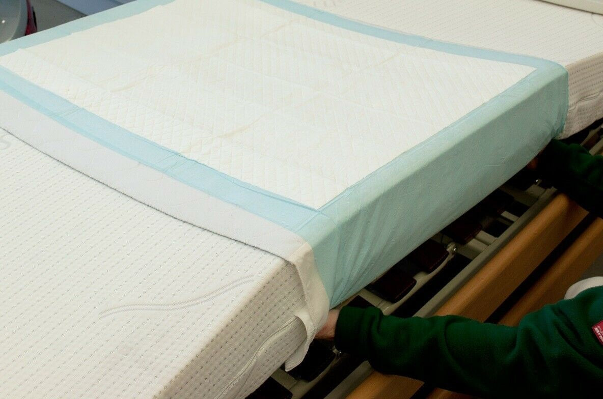 Bild zeigt eine Packung von medi inn Krankenunterlagen Sap Plus Premium, die 70 x 175 cm groß sind. Die Verpackung ist klar strukturiert und zeigt eine ansprechende Produktabbildung. Über der Produktphysische ist der Produktname deutlich lesbar und weist auf die hochwertige Qualität hin. Im Hintergrund befinden sich zusätzliche Informationen zu den Unterlagen, die ihre Verwendung im medizinischen Bereich betonen.