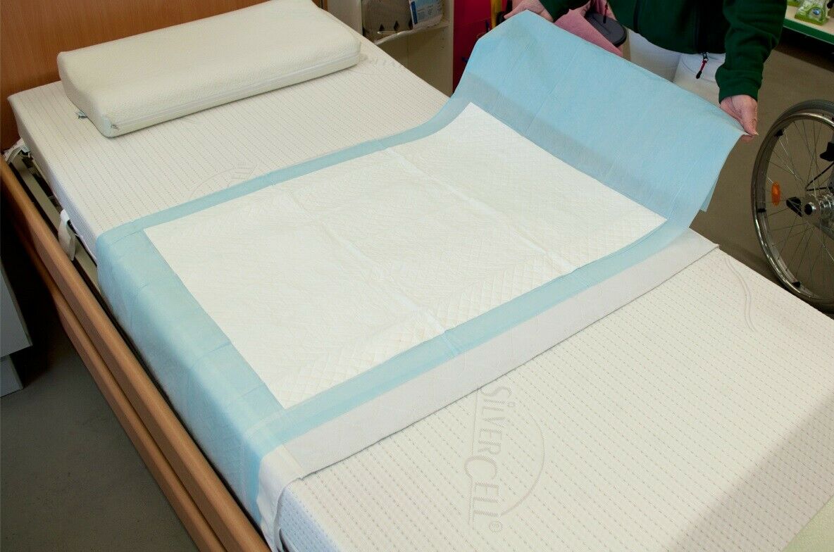 Ein Satz von drei transparenten, medizinischen Steckbettunterlagen liegt auf einer hellen, sauberen Oberfläche. Jede Unterlage misst 70 x 175 cm und ist aus strapazierfähigem, wasserfestem Material gefertigt. Die Verpackung ist klar erkennbar und zeigt das Produktlogo sowie die Bezeichnung "Medi Inn". Die Unterlagen sind so angeordnet, dass alle drei von der Seite sichtbar sind, wobei die eine leicht über die anderen hinausragt. Im Hintergrund ist unscharf eine helle Umgebung erkennbar.