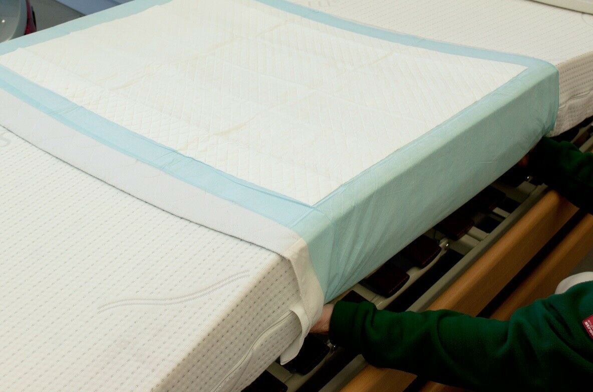 Das Bild zeigt eine Verpackung mit mehreren medizinischen Steckbettunterlagen, die unter dem Namen „Medi-Inn Krankenunterlagen SAP Plus Premium“ angeboten werden. Die Unterlagen sind in einem weißen und blauen Design gehalten und haben die Maße 70 x 175 cm. Die Verpackung ist gut sichtbar und zeigt sowohl das Produkt als auch Informationen über die Anwendung und Vorteile, wie hohe Saugfähigkeit und Schutz vor Flüssigkeiten.