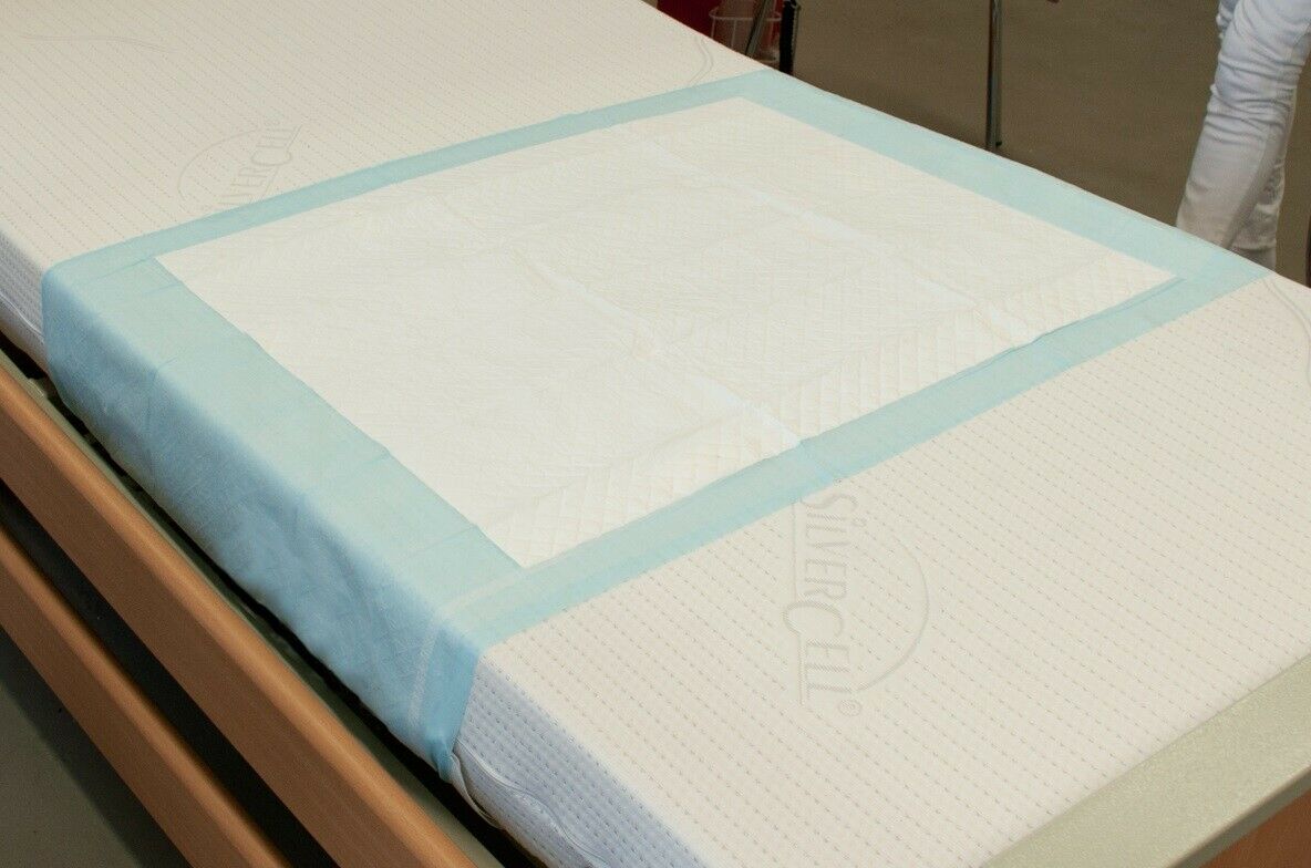 Weißes, leicht glänzendes Steckbettunterlagen-Packung, bestehend aus 10 Stück, auf einem hellen Untergrund. Jede Unterlage misst 70 x 175 cm und ist für den Einsatz im Gesundheitsbereich konzipiert. Die Verpackung präsentiert die Produkte in einem modernen, ansprechenden Design mit klaren Beschreibungen und dem Hinweis auf die Premium-Qualität. Die Unterlagen sind hygienisch und bieten optimalen Schutz für Matratzen und Bettwäsche in Pflegeeinrichtungen.